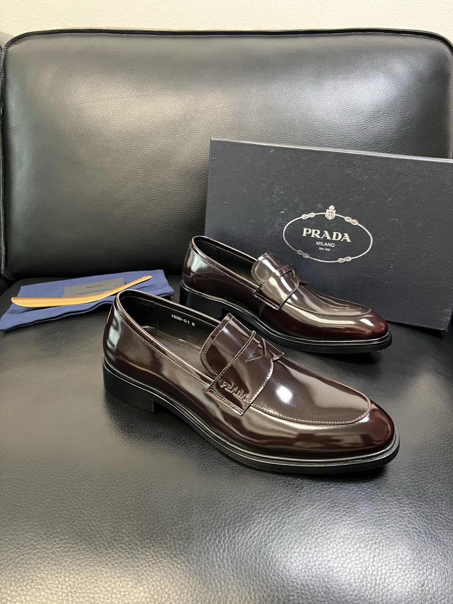 PRADA 高品质 顶级工艺品 普拉达 皮鞋专柜同步 原厂配置，意大利进口原版牛皮面料，透气舒适进口水染