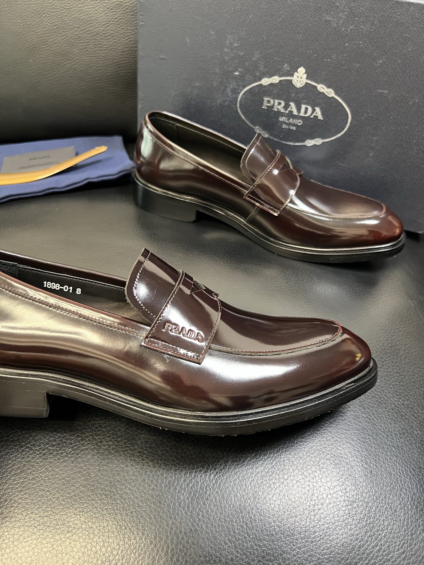 PRADA 高品质 顶级工艺品 普拉达 皮鞋专柜同步 原厂配置，意大利进口原版牛皮面料，透气舒适进口水染