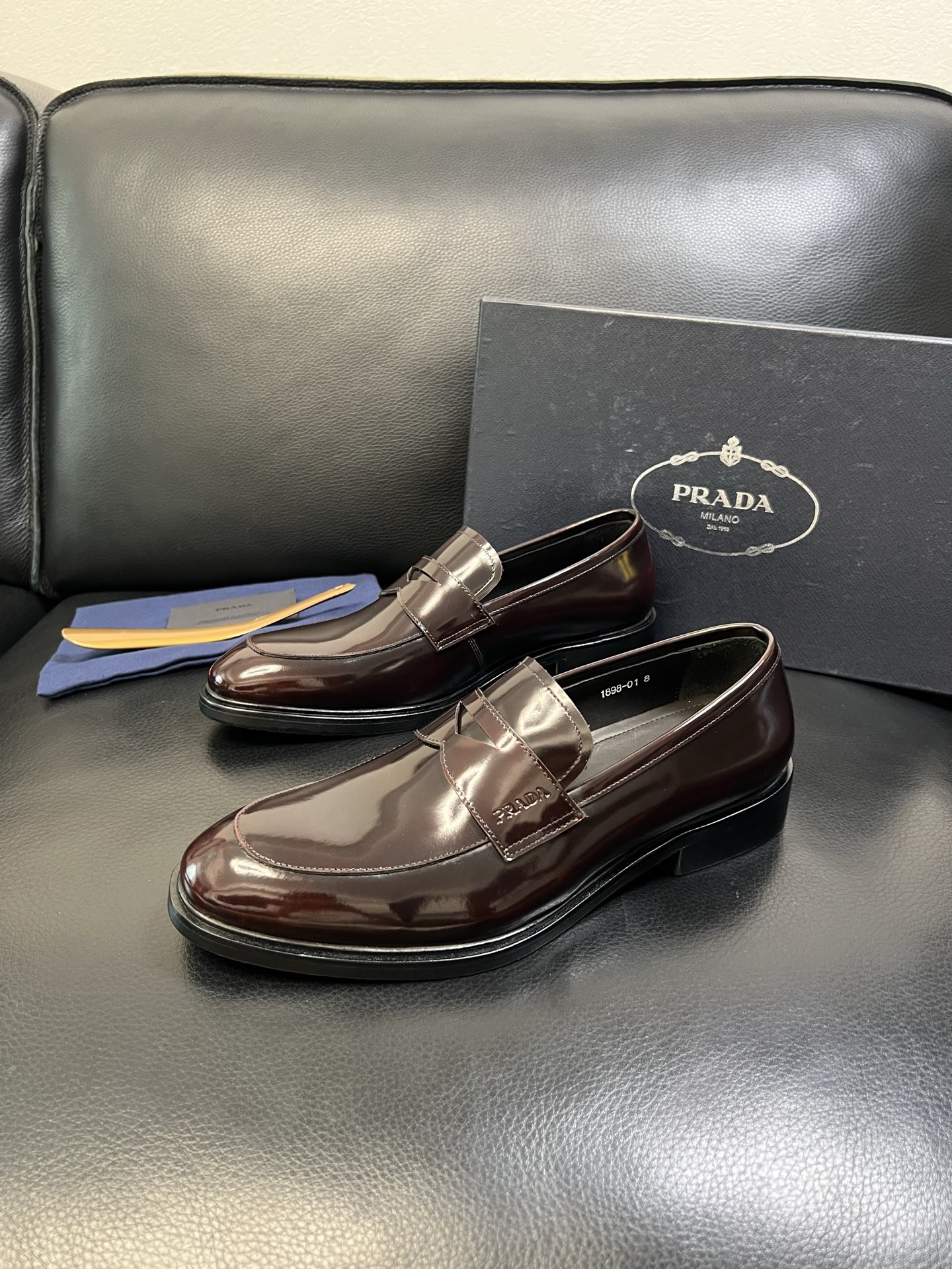 PRADA 高品质 顶级工艺品 普拉达 皮鞋专柜同步 原厂配置，意大利进口原版牛皮面料，透气舒适进口水染