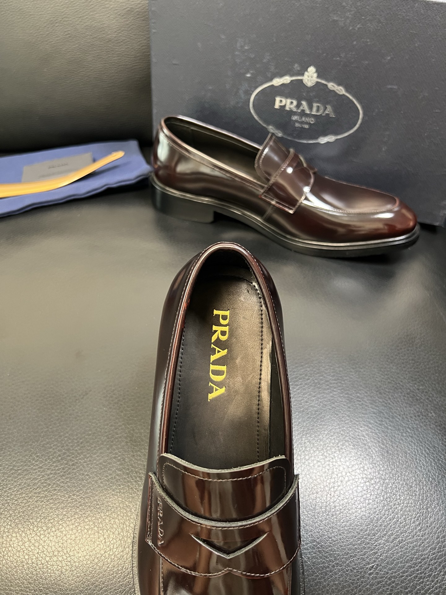PRADA 高品质 顶级工艺品 普拉达 皮鞋专柜同步 原厂配置，意大利进口原版牛皮面料，透气舒适进口水染