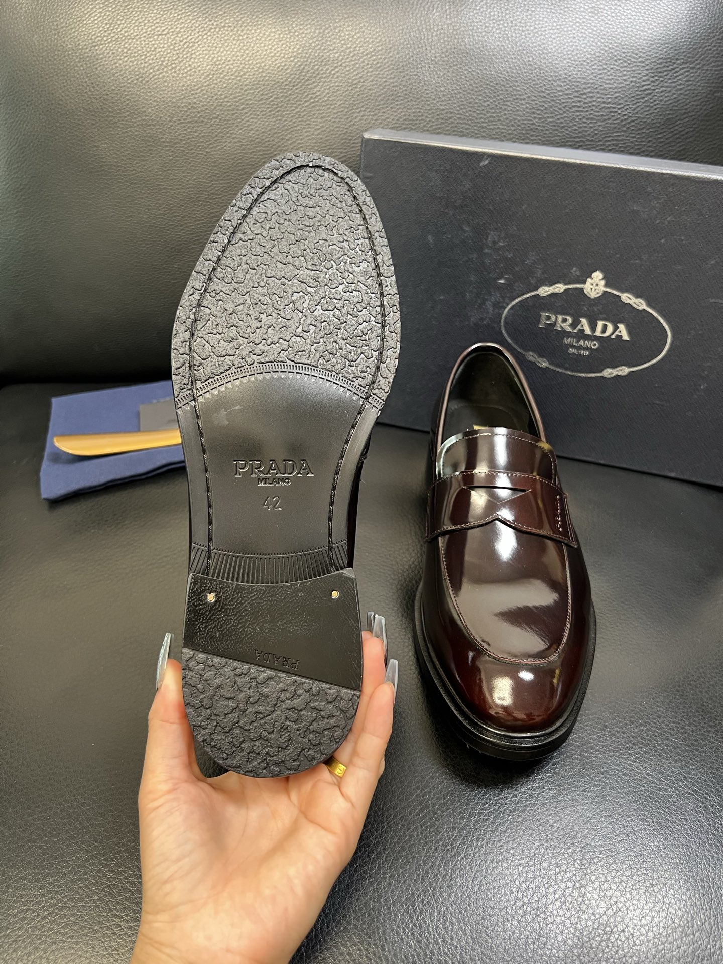 PRADA 高品质 顶级工艺品 普拉达 皮鞋专柜同步 原厂配置，意大利进口原版牛皮面料，透气舒适进口水染