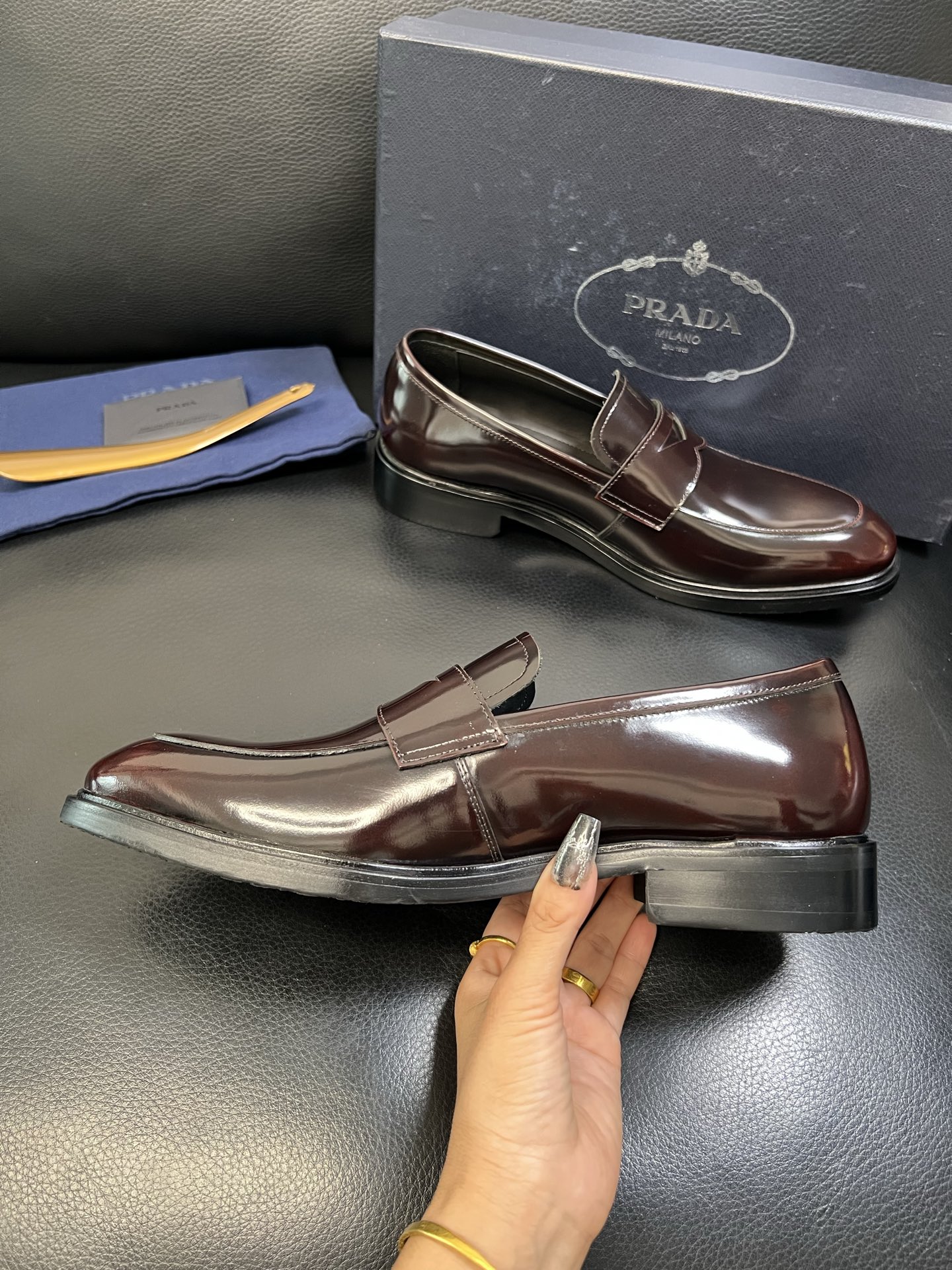 PRADA 高品质 顶级工艺品 普拉达 皮鞋专柜同步 原厂配置，意大利进口原版牛皮面料，透气舒适进口水染