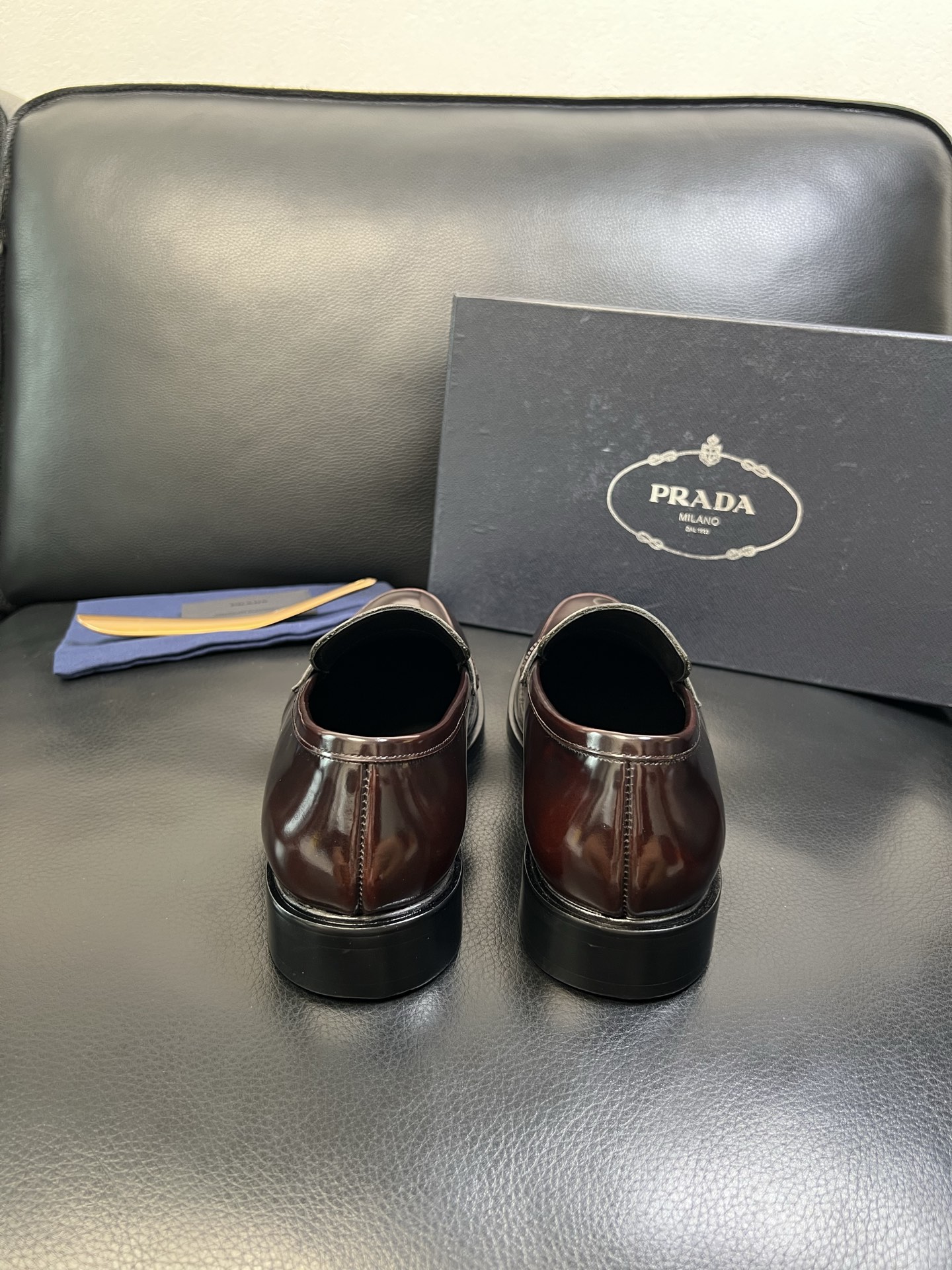 PRADA 高品质 顶级工艺品 普拉达 皮鞋专柜同步 原厂配置，意大利进口原版牛皮面料，透气舒适进口水染