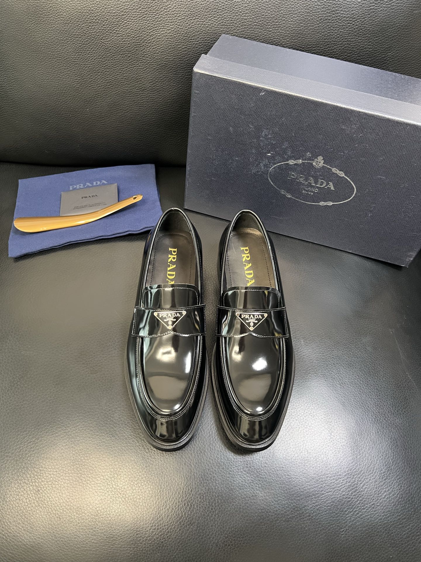PRADA 高品质 顶级工艺品 普拉达 皮鞋专柜同步 原厂配置，意大利进口原版牛皮面料，透气舒适进口水染
