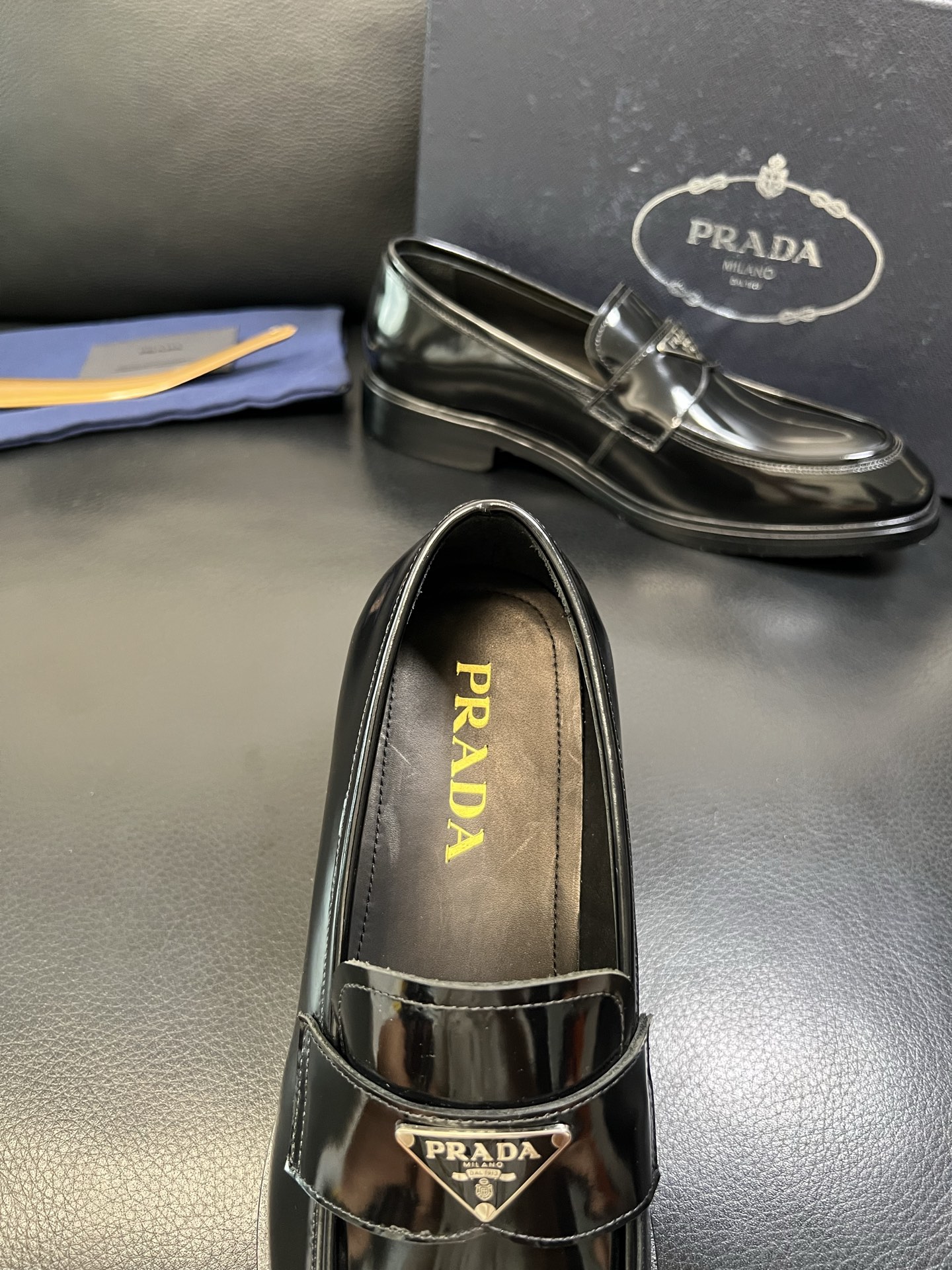 PRADA 高品质 顶级工艺品 普拉达 皮鞋专柜同步 原厂配置，意大利进口原版牛皮面料，透气舒适进口水染