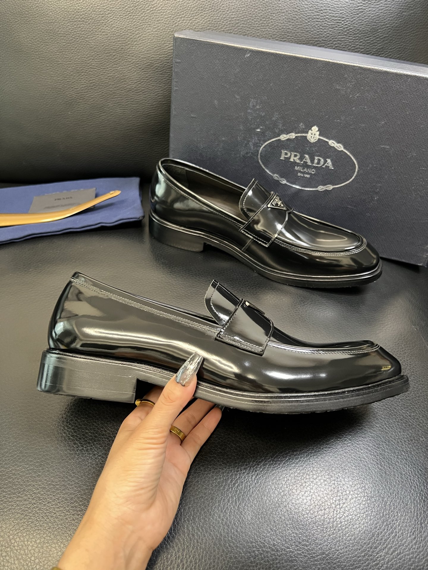 PRADA 高品质 顶级工艺品 普拉达 皮鞋专柜同步 原厂配置，意大利进口原版牛皮面料，透气舒适进口水染