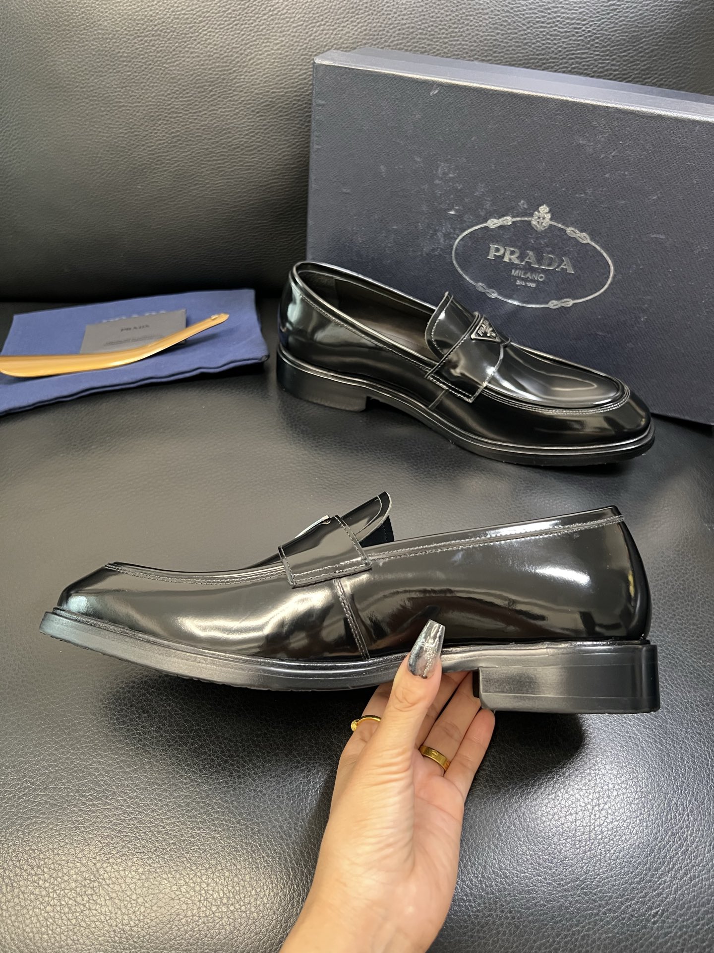 PRADA 高品质 顶级工艺品 普拉达 皮鞋专柜同步 原厂配置，意大利进口原版牛皮面料，透气舒适进口水染