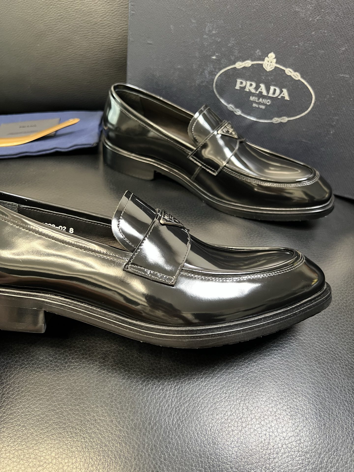 PRADA 高品质 顶级工艺品 普拉达 皮鞋专柜同步 原厂配置，意大利进口原版牛皮面料，透气舒适进口水染