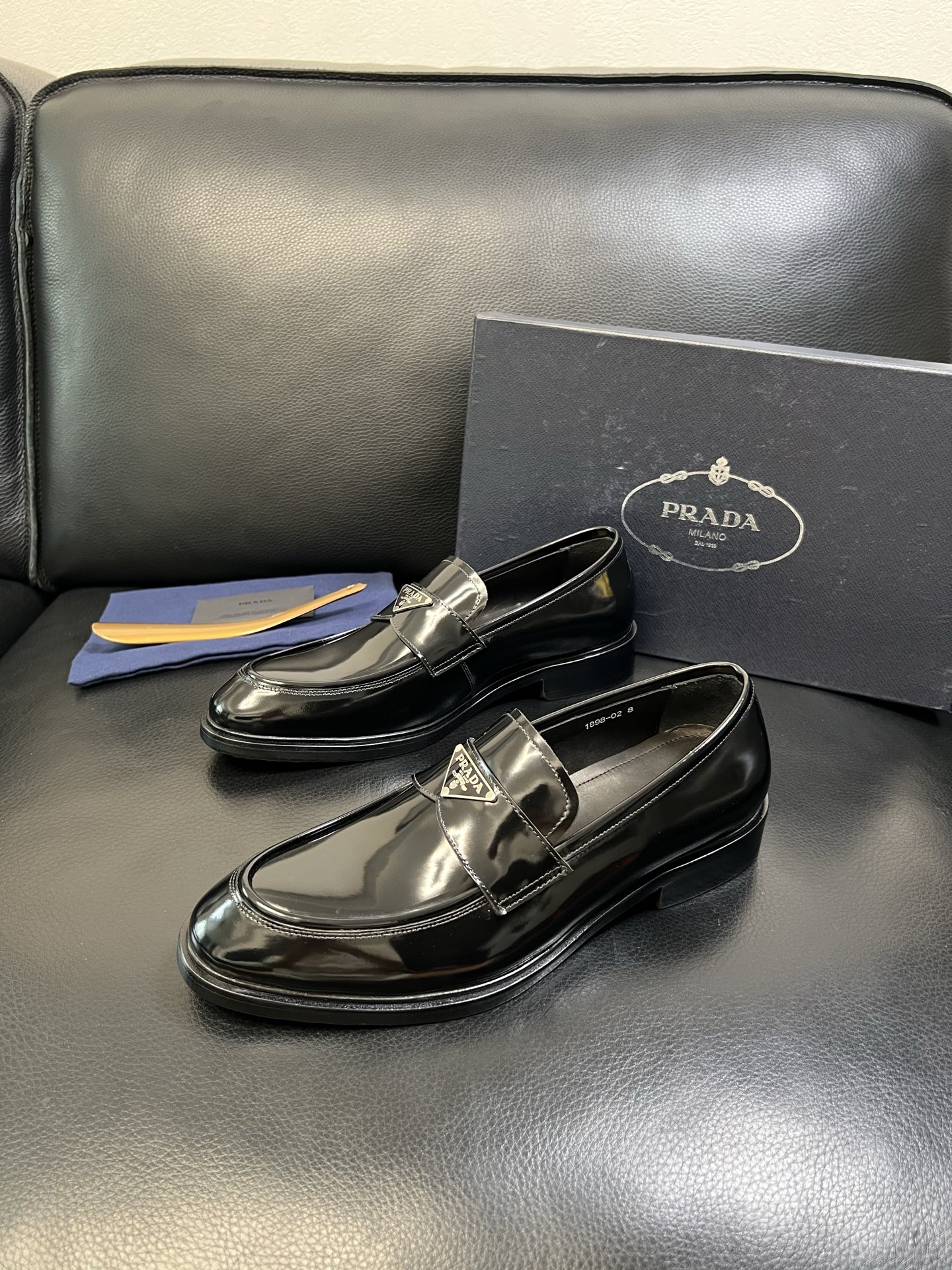 PRADA 高品质 顶级工艺品 普拉达 皮鞋专柜同步 原厂配置，意大利进口原版牛皮面料，透气舒适进口水染