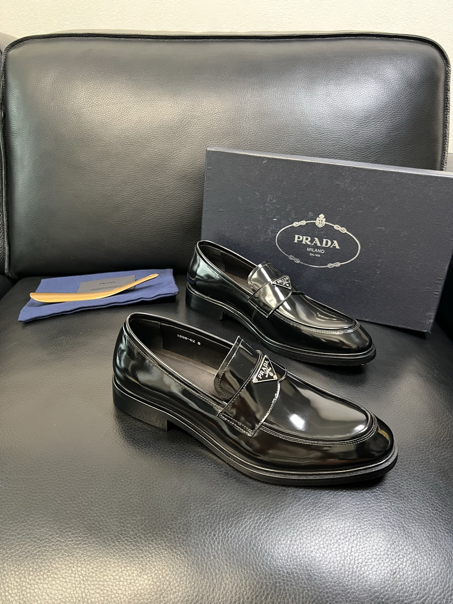 PRADA 高品质 顶级工艺品 普拉达 皮鞋专柜同步 原厂配置，意大利进口原版牛皮面料，透气舒适进口水染