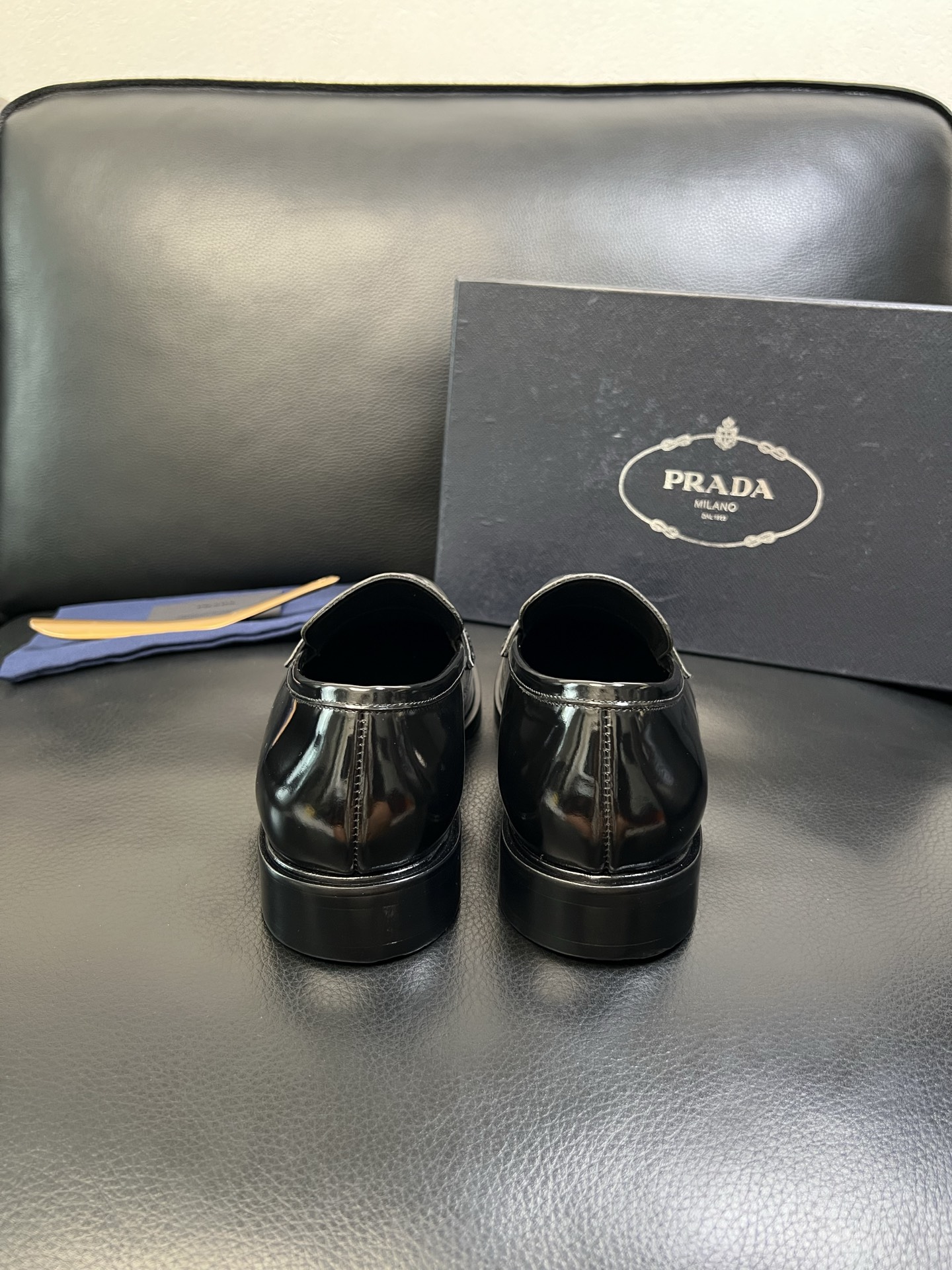 PRADA 高品质 顶级工艺品 普拉达 皮鞋专柜同步 原厂配置，意大利进口原版牛皮面料，透气舒适进口水染