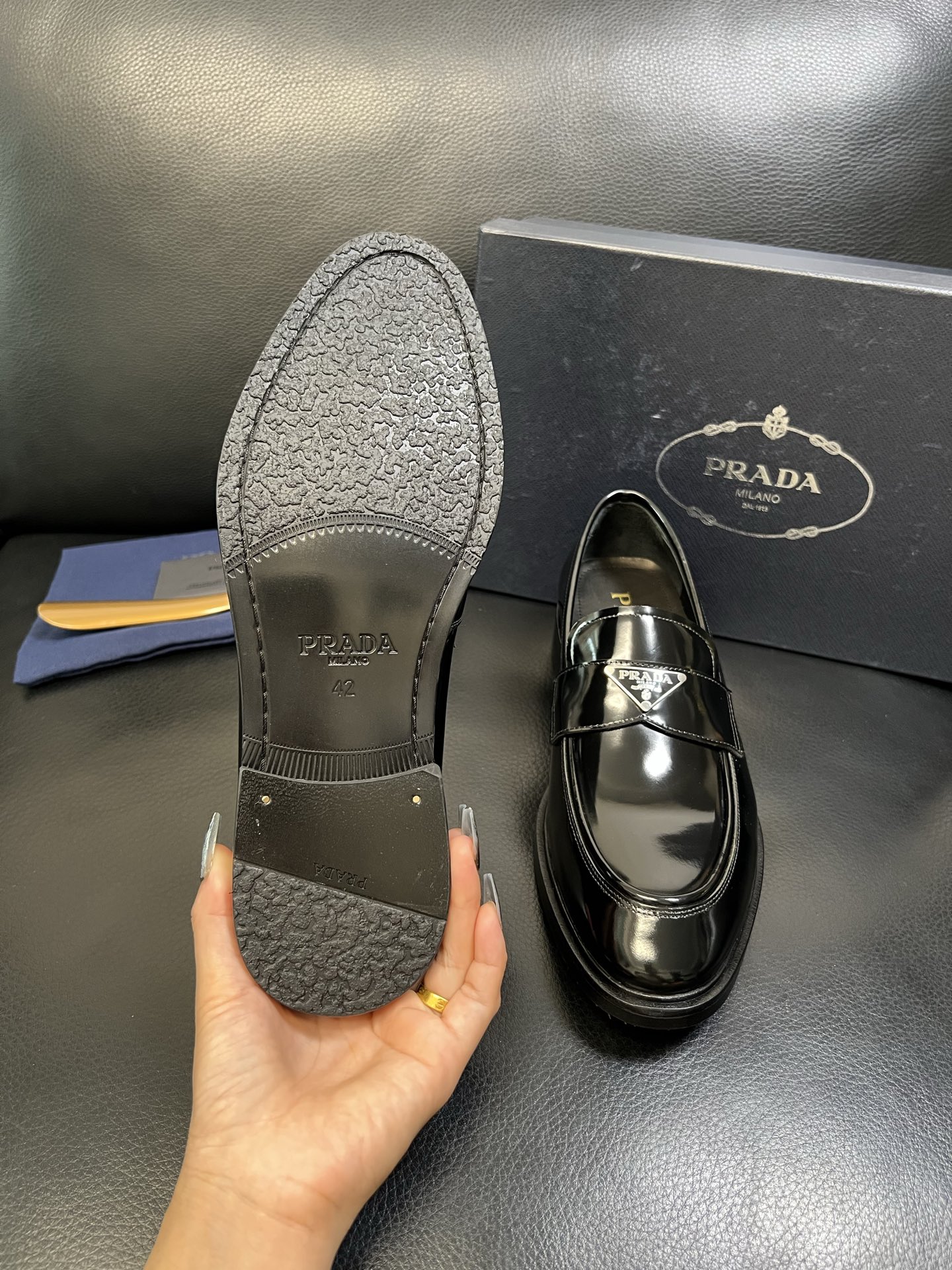 PRADA 高品质 顶级工艺品 普拉达 皮鞋专柜同步 原厂配置，意大利进口原版牛皮面料，透气舒适进口水染