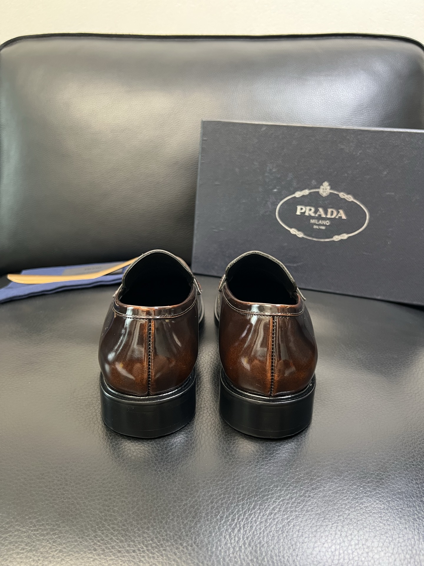 PRADA 高品质 顶级工艺品 普拉达 皮鞋专柜同步 原厂配置，意大利进口原版牛皮面料，透气舒适进口水染
