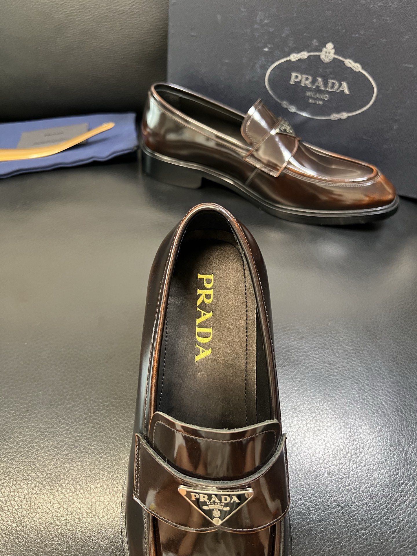 PRADA 高品质 顶级工艺品 普拉达 皮鞋专柜同步 原厂配置，意大利进口原版牛皮面料，透气舒适进口水染
