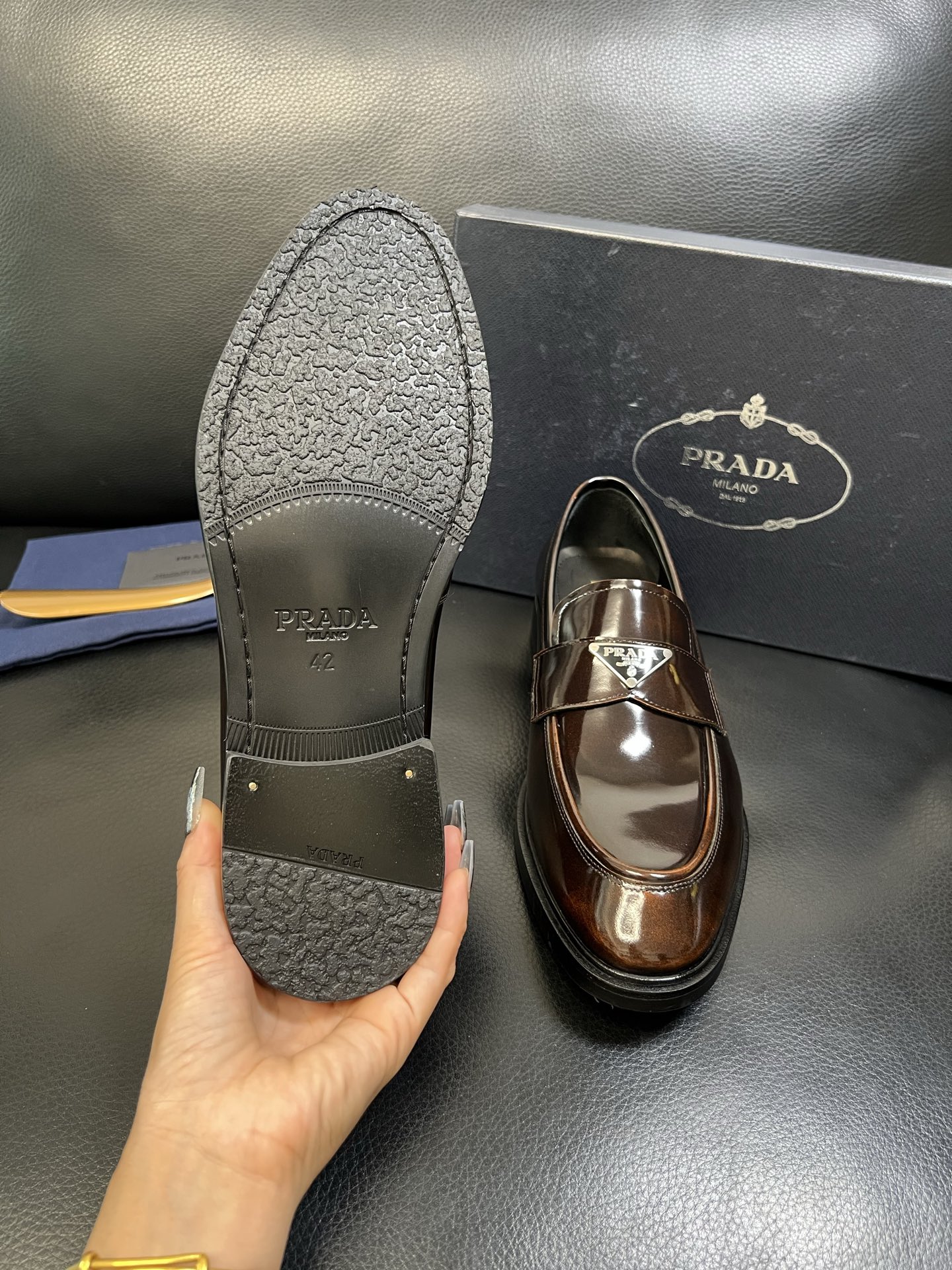 PRADA 高品质 顶级工艺品 普拉达 皮鞋专柜同步 原厂配置，意大利进口原版牛皮面料，透气舒适进口水染