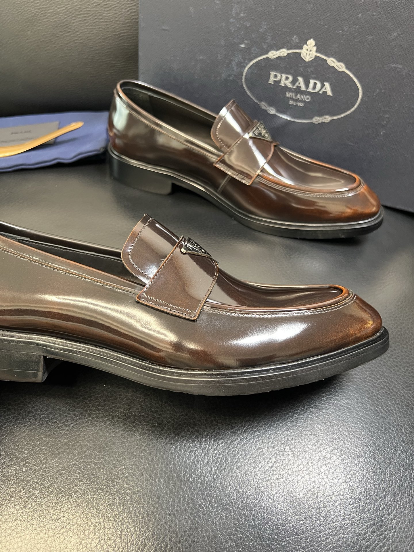 PRADA 高品质 顶级工艺品 普拉达 皮鞋专柜同步 原厂配置，意大利进口原版牛皮面料，透气舒适进口水染