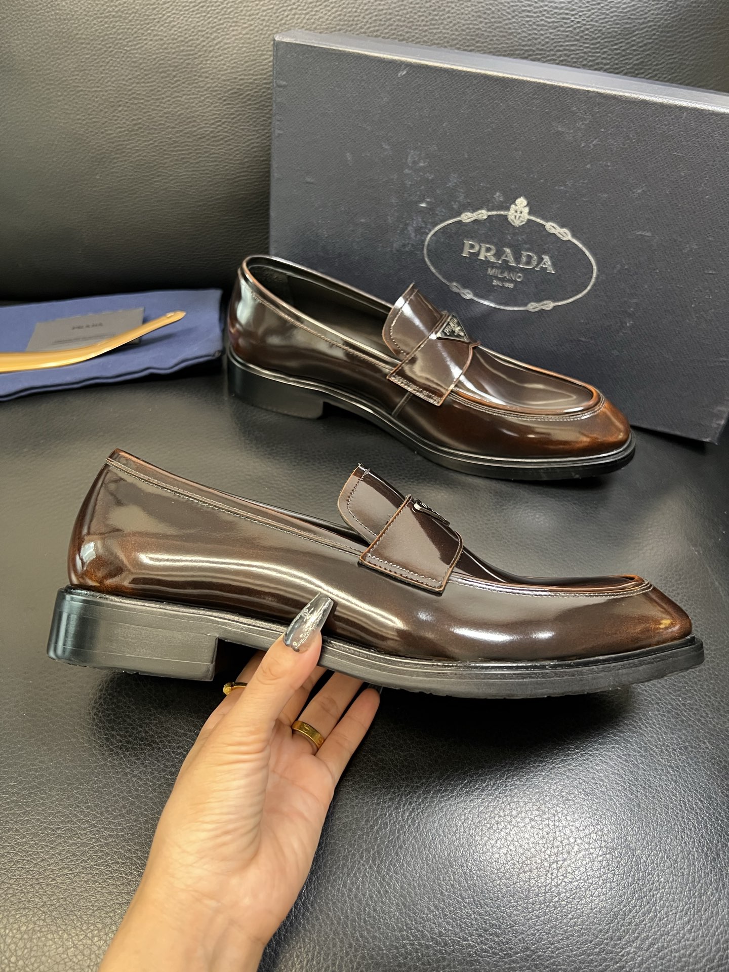 PRADA 高品质 顶级工艺品 普拉达 皮鞋专柜同步 原厂配置，意大利进口原版牛皮面料，透气舒适进口水染