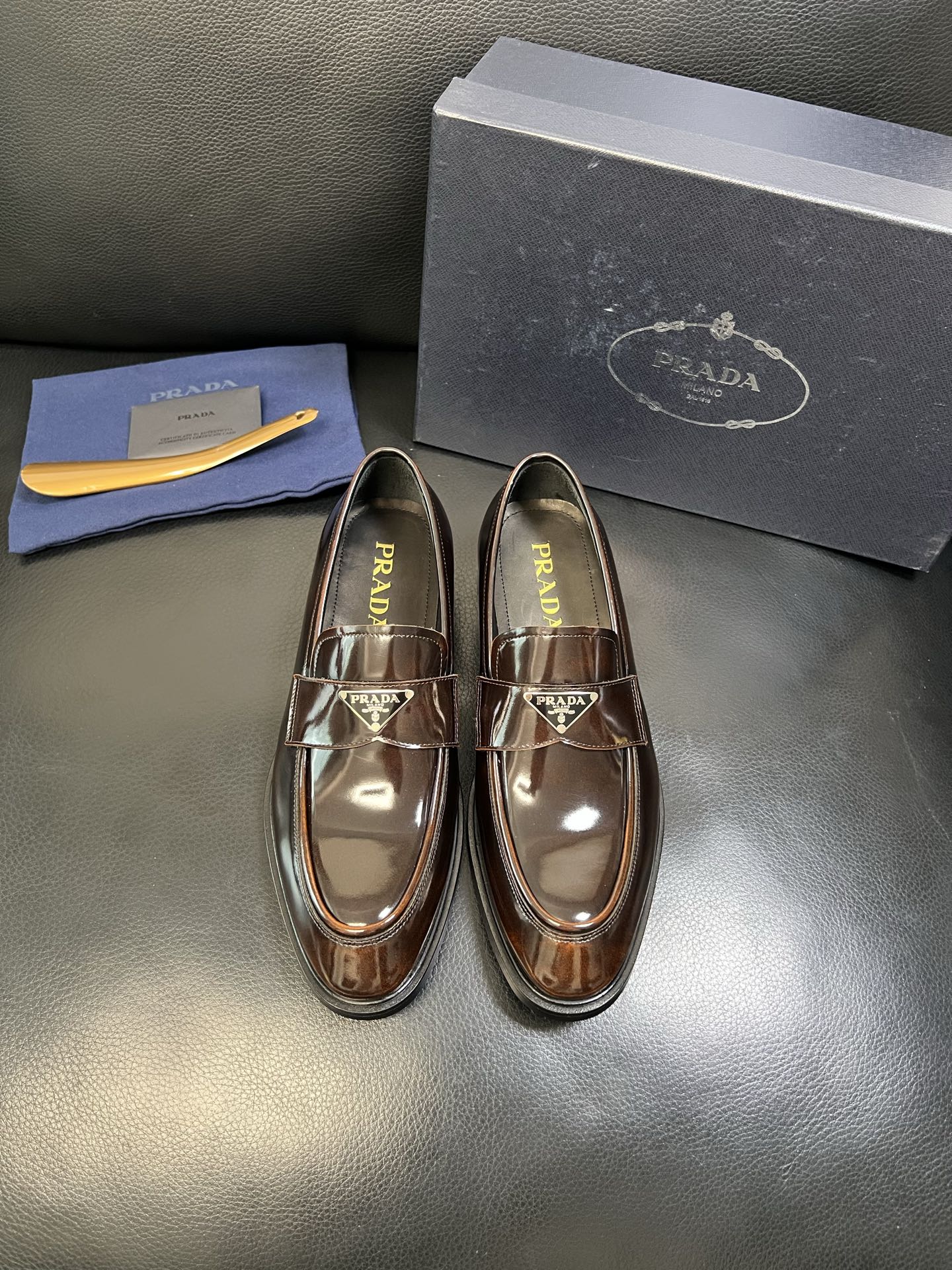 PRADA 高品质 顶级工艺品 普拉达 皮鞋专柜同步 原厂配置，意大利进口原版牛皮面料，透气舒适进口水染