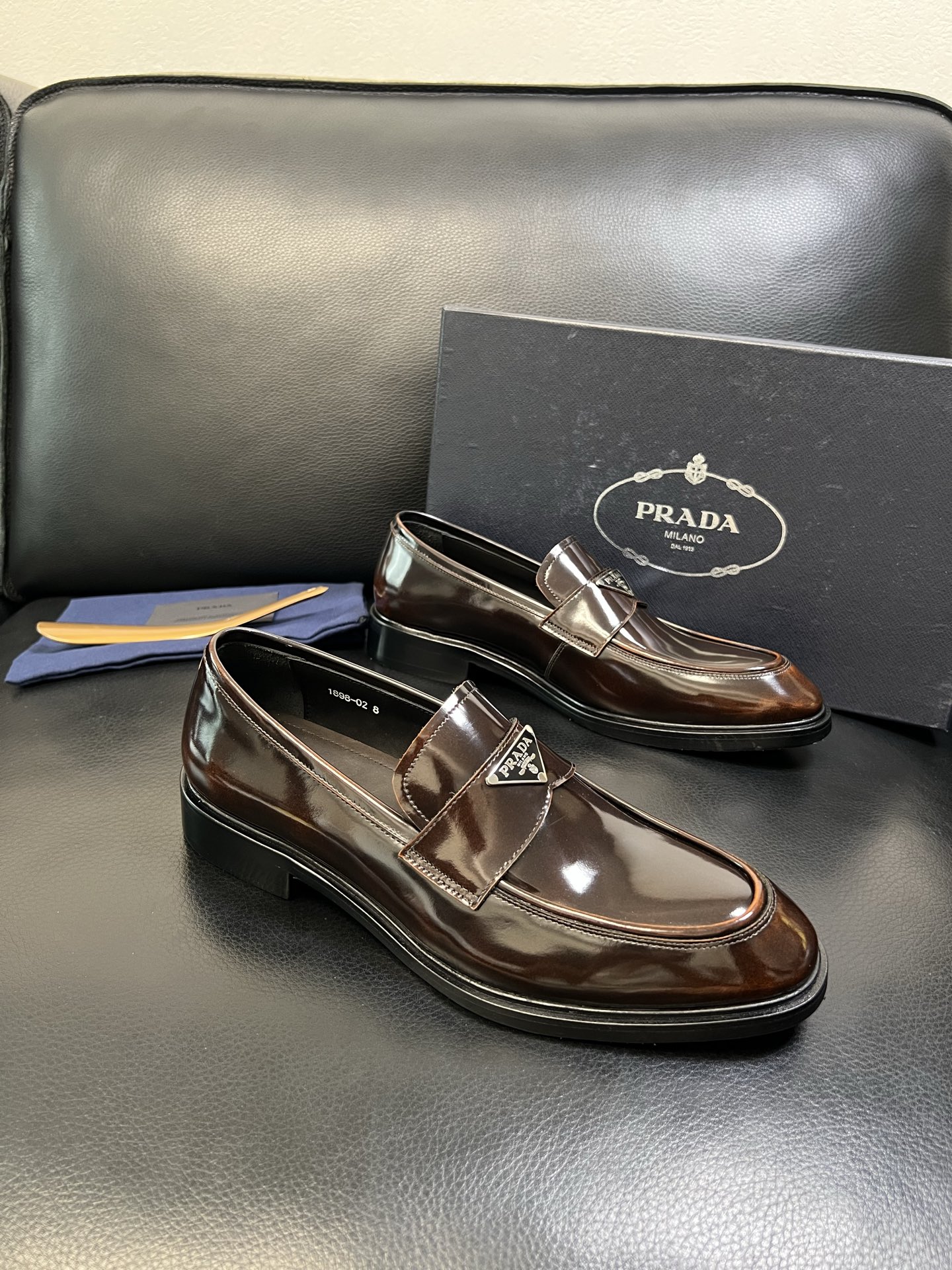 PRADA 高品质 顶级工艺品 普拉达 皮鞋专柜同步 原厂配置，意大利进口原版牛皮面料，透气舒适进口水染