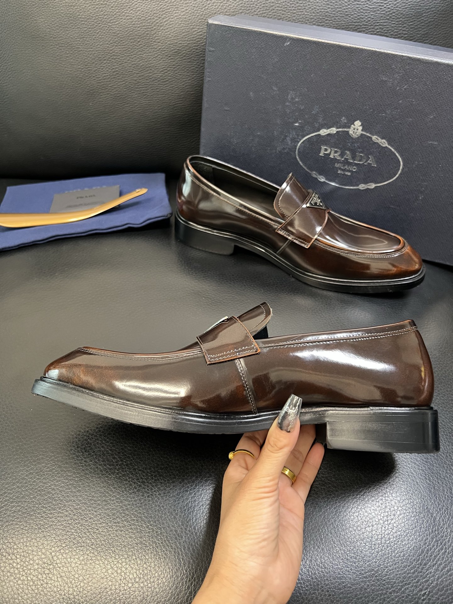 PRADA 高品质 顶级工艺品 普拉达 皮鞋专柜同步 原厂配置，意大利进口原版牛皮面料，透气舒适进口水染