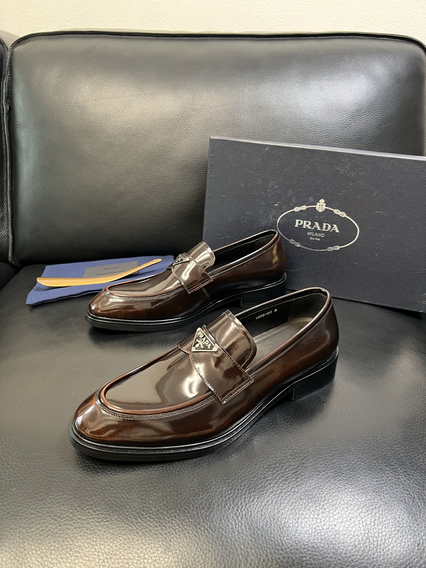 PRADA 高品质 顶级工艺品 普拉达 皮鞋专柜同步 原厂配置，意大利进口原版牛皮面料，透气舒适进口水染