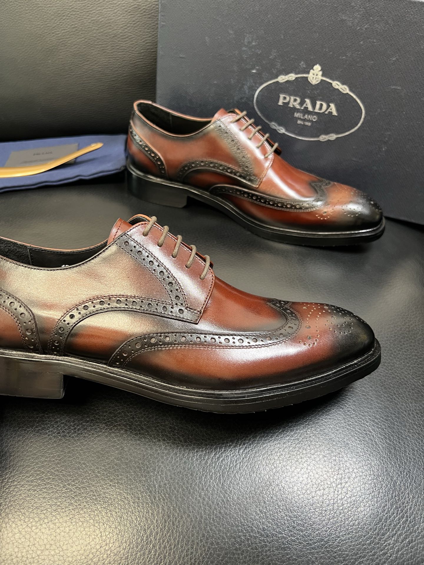 PRADA 高品质 顶级工艺品 普拉达 皮鞋专柜同步 原厂配置，意大利进口原版牛皮面料，透气舒适进口水染