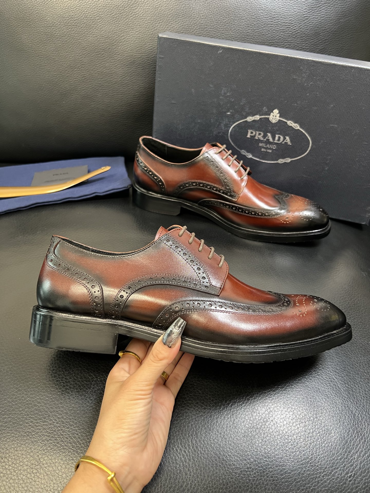 PRADA 高品质 顶级工艺品 普拉达 皮鞋专柜同步 原厂配置，意大利进口原版牛皮面料，透气舒适进口水染