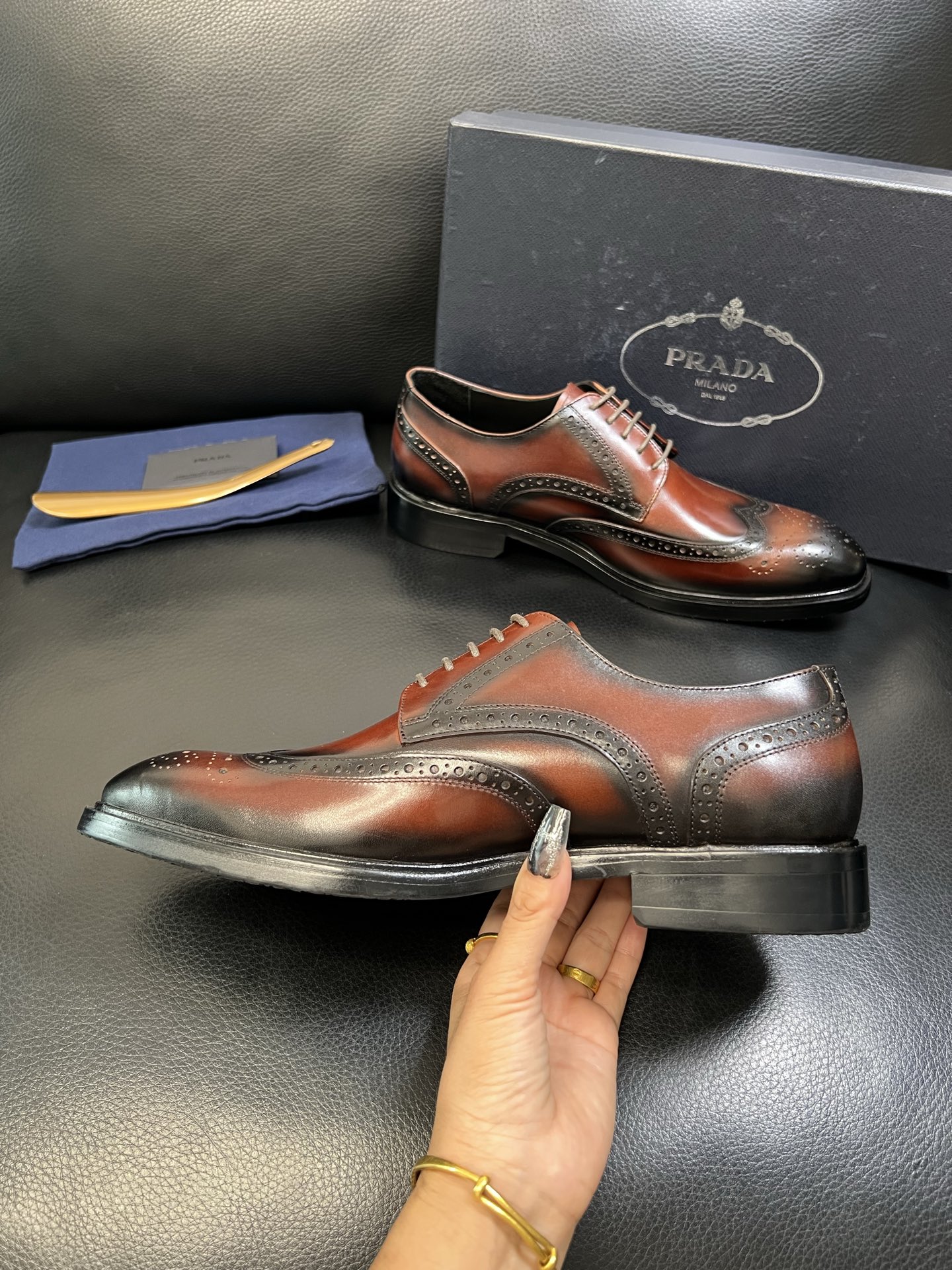 PRADA 高品质 顶级工艺品 普拉达 皮鞋专柜同步 原厂配置，意大利进口原版牛皮面料，透气舒适进口水染