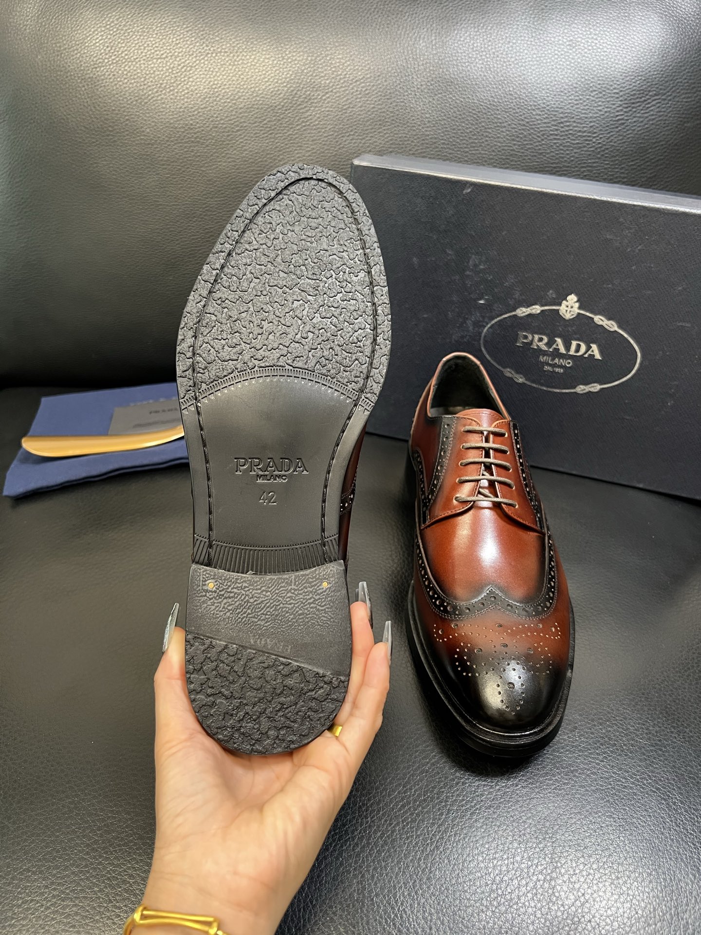 PRADA 高品质 顶级工艺品 普拉达 皮鞋专柜同步 原厂配置，意大利进口原版牛皮面料，透气舒适进口水染