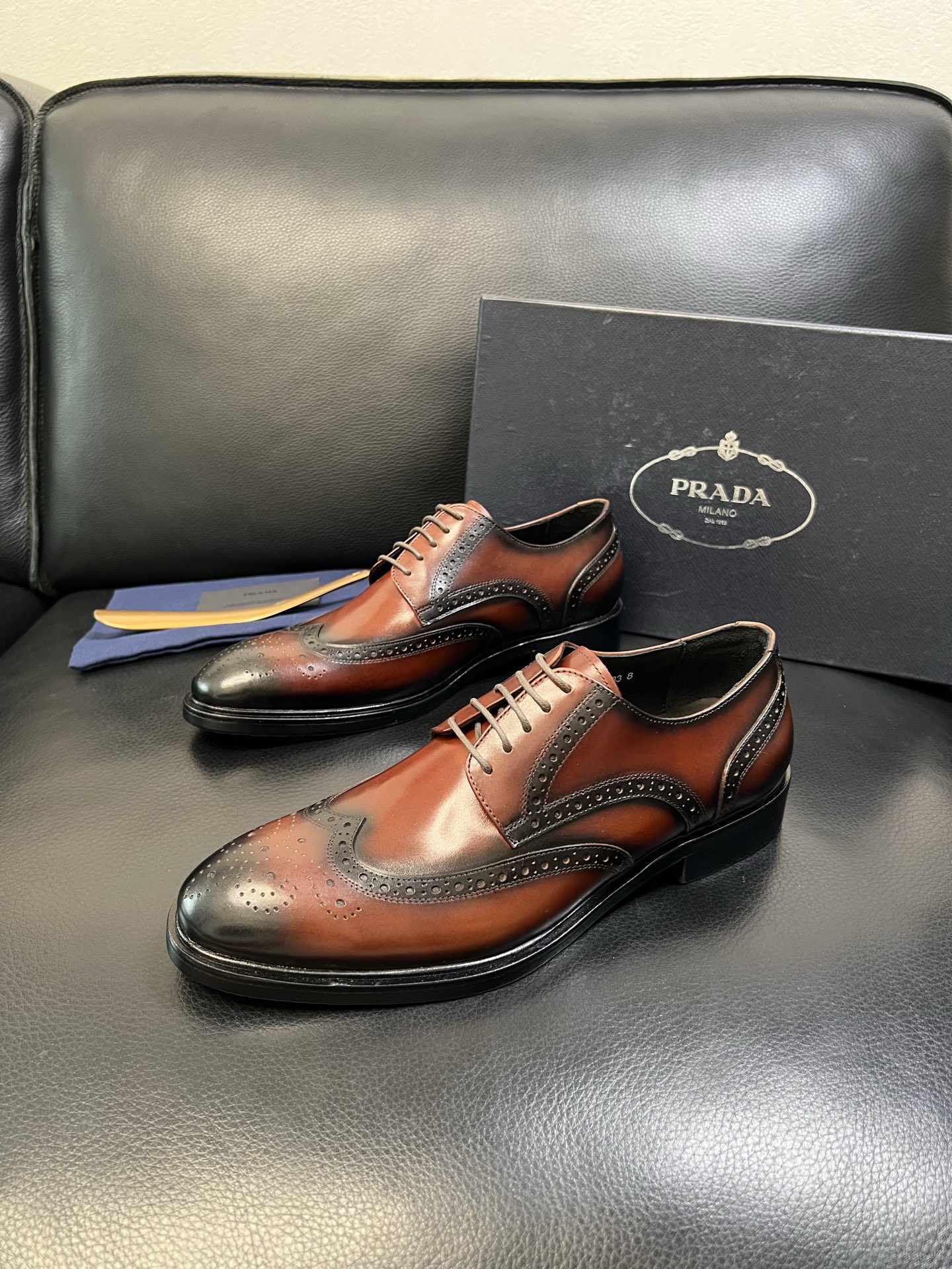PRADA 高品质 顶级工艺品 普拉达 皮鞋专柜同步 原厂配置，意大利进口原版牛皮面料，透气舒适进口水染