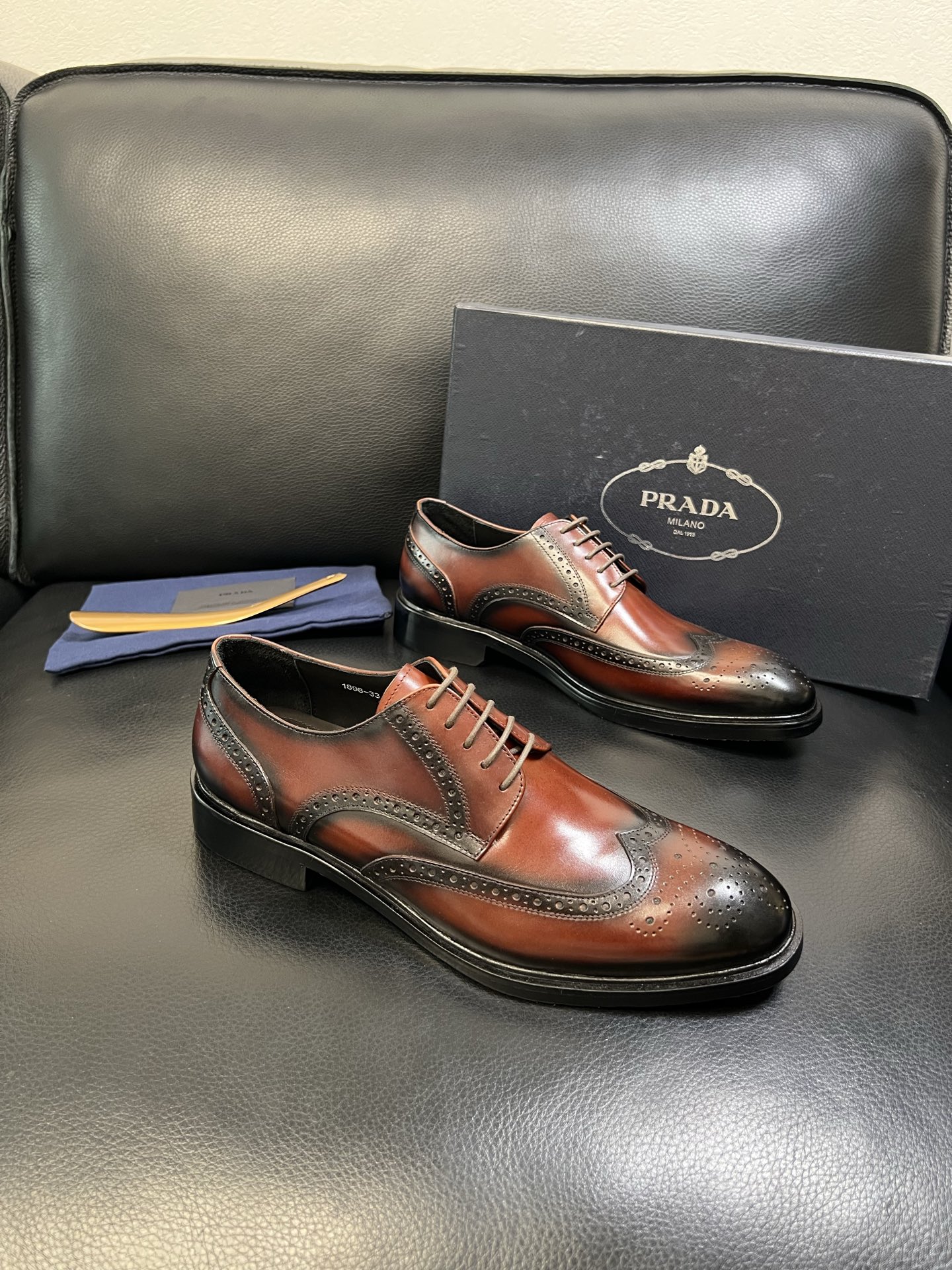 PRADA 高品质 顶级工艺品 普拉达 皮鞋专柜同步 原厂配置，意大利进口原版牛皮面料，透气舒适进口水染