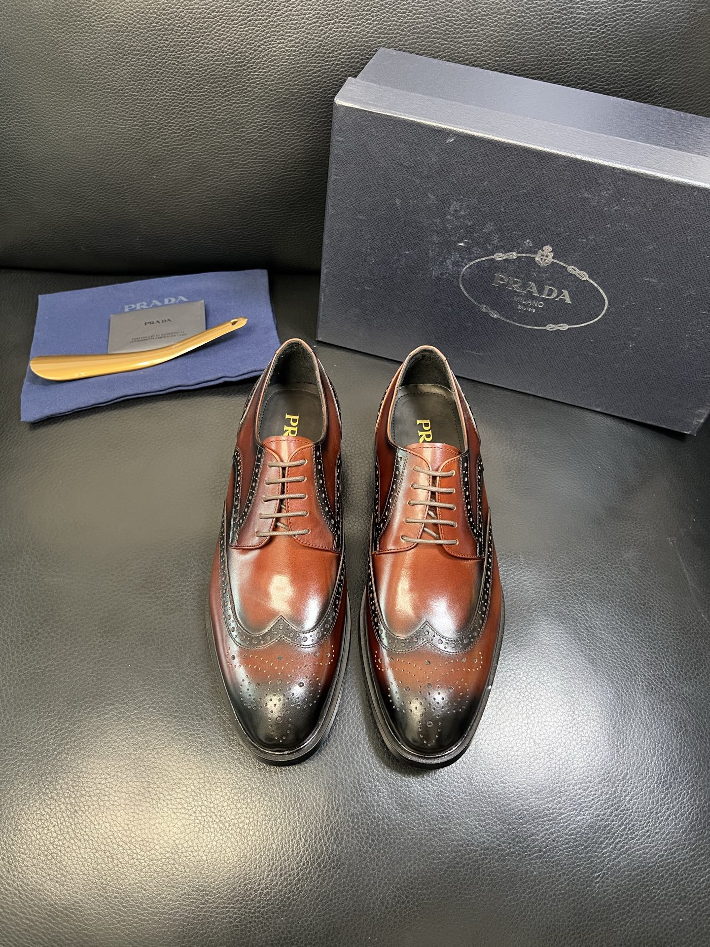 PRADA 高品质 顶级工艺品 普拉达 皮鞋专柜同步 原厂配置，意大利进口原版牛皮面料，透气舒适进口水染