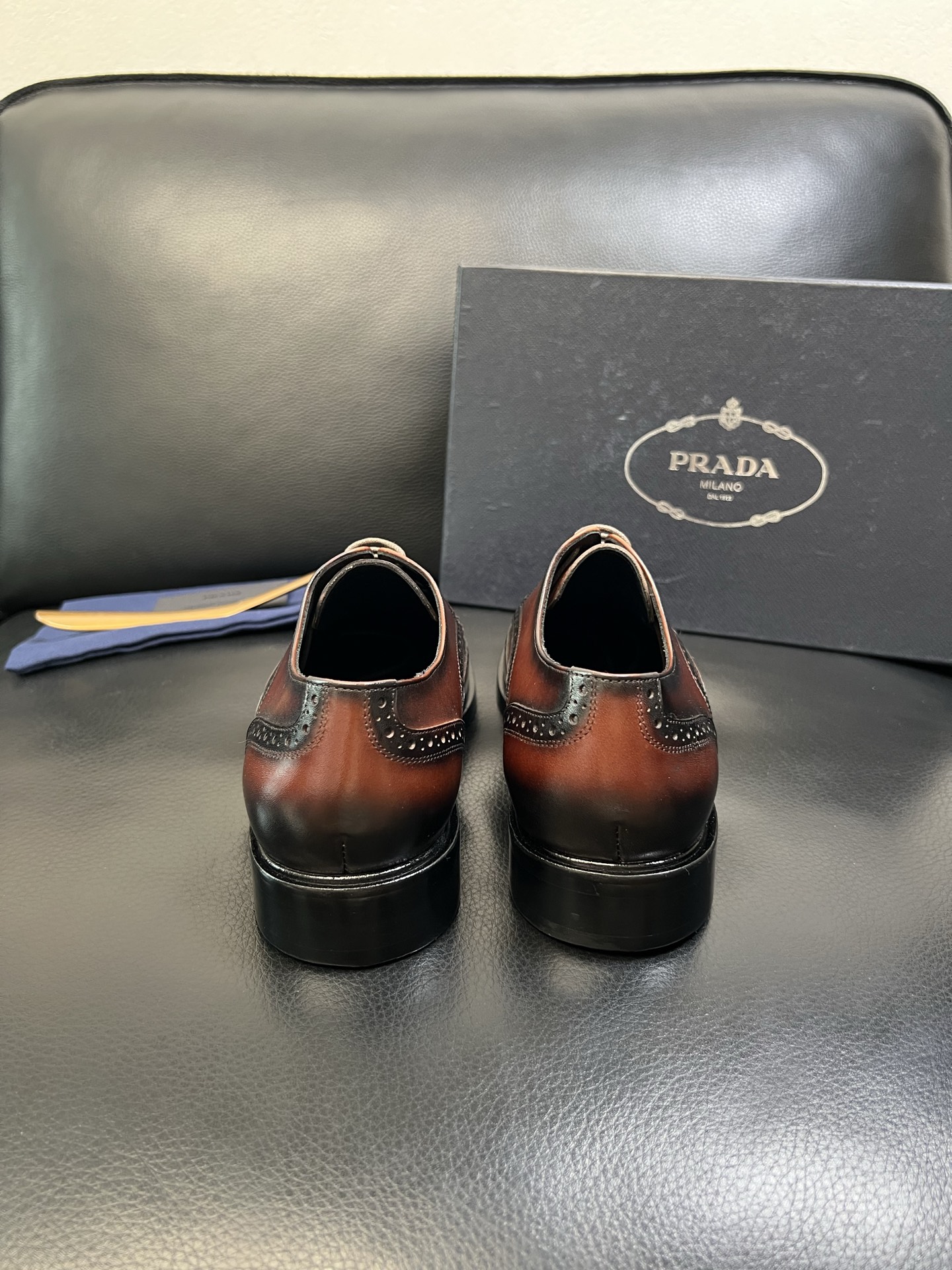PRADA 高品质 顶级工艺品 普拉达 皮鞋专柜同步 原厂配置，意大利进口原版牛皮面料，透气舒适进口水染