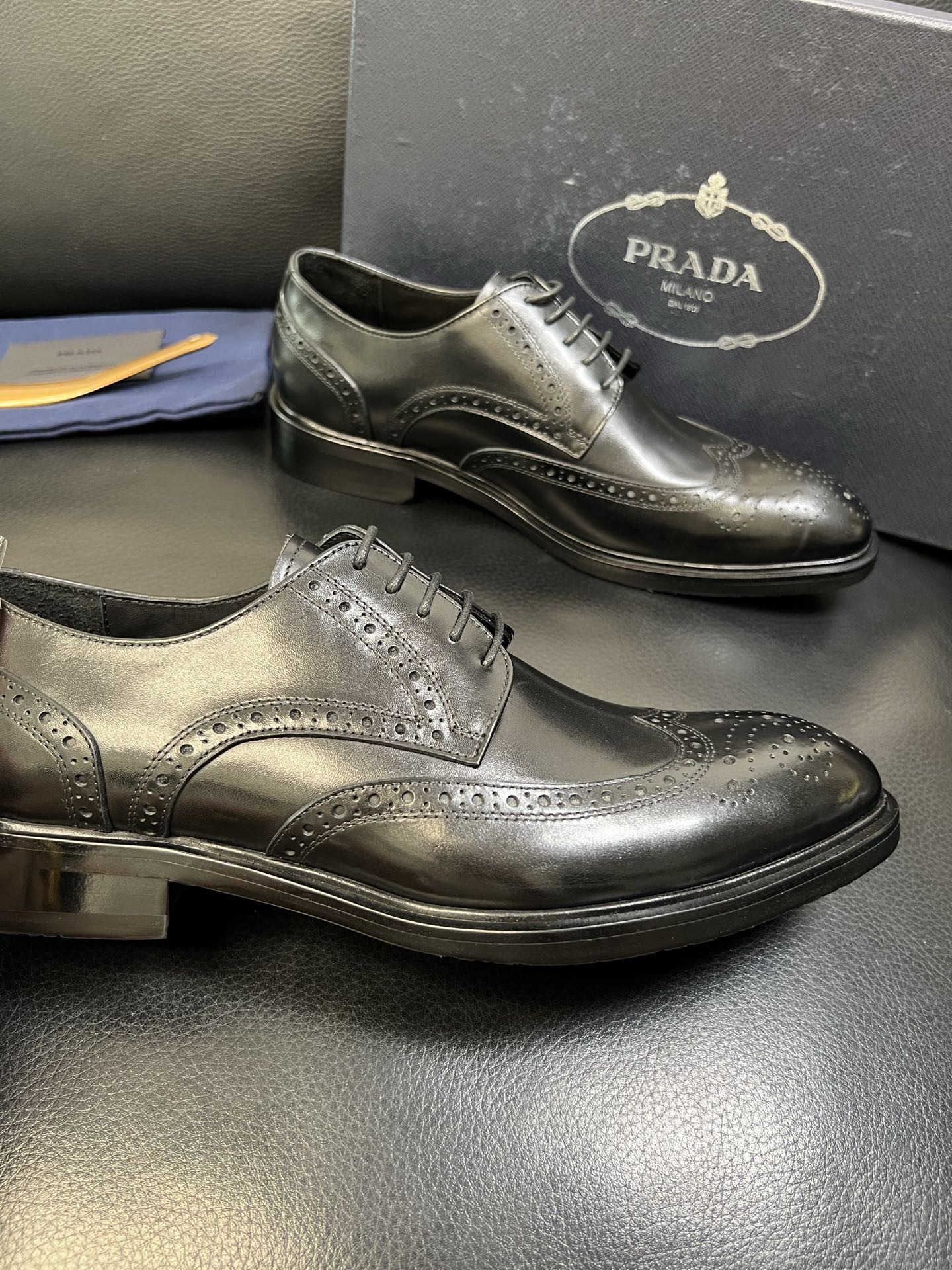 PRADA 高品质 顶级工艺品 普拉达 皮鞋专柜同步 原厂配置，意大利进口原版牛皮面料，透气舒适进口水染
