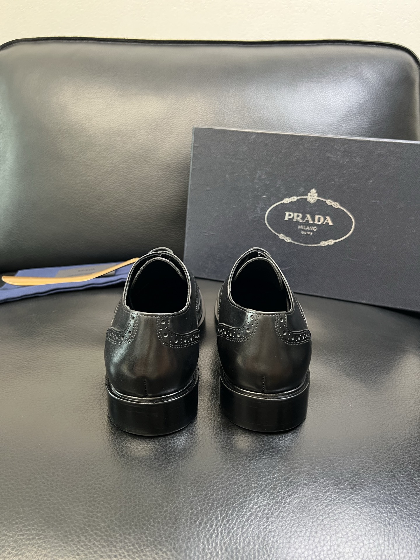 PRADA 高品质 顶级工艺品 普拉达 皮鞋专柜同步 原厂配置，意大利进口原版牛皮面料，透气舒适进口水染