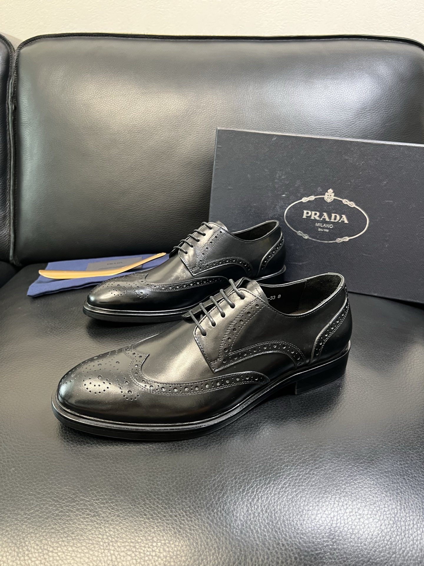 PRADA 高品质 顶级工艺品 普拉达 皮鞋专柜同步 原厂配置，意大利进口原版牛皮面料，透气舒适进口水染