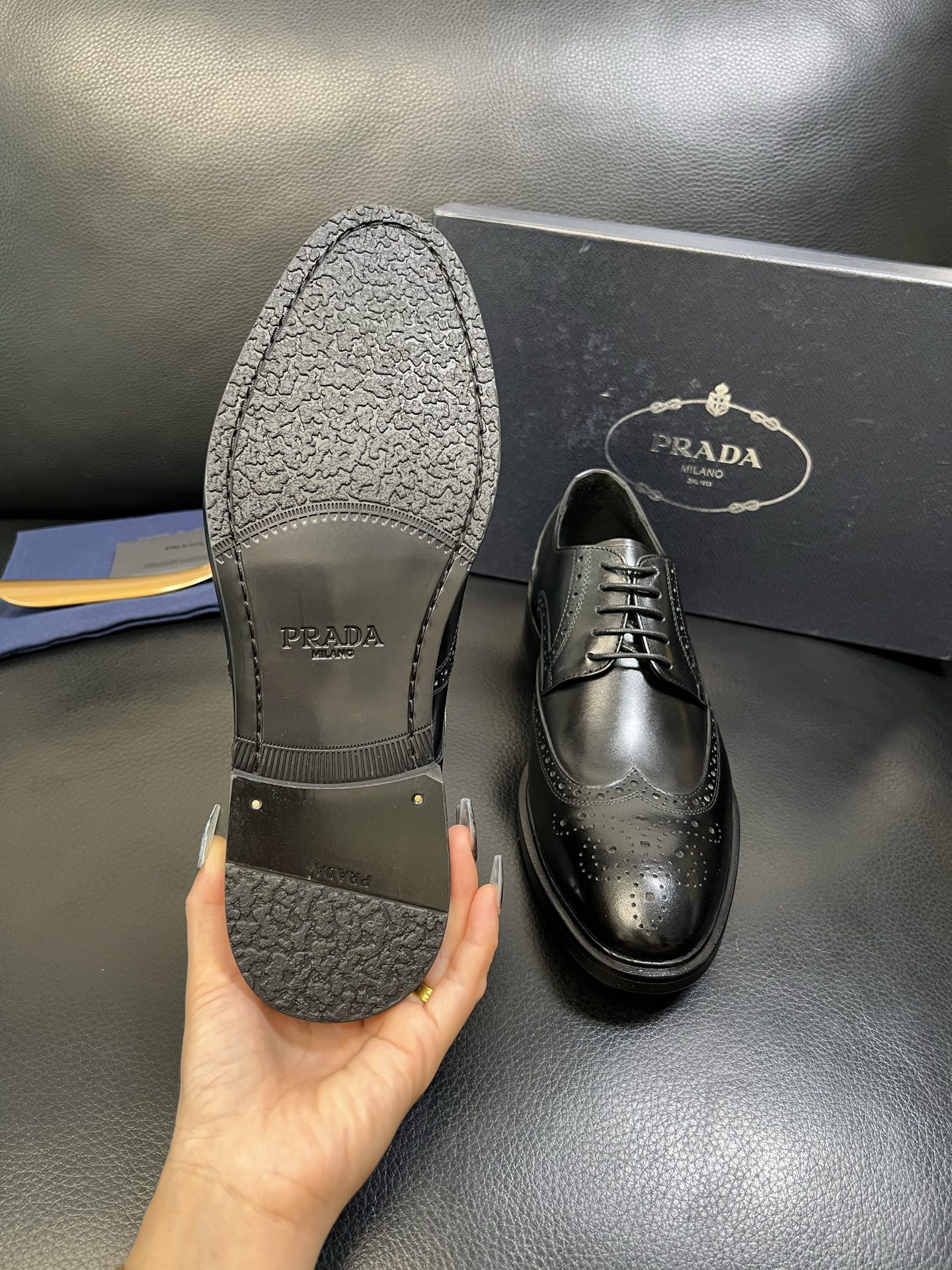 PRADA 高品质 顶级工艺品 普拉达 皮鞋专柜同步 原厂配置，意大利进口原版牛皮面料，透气舒适进口水染