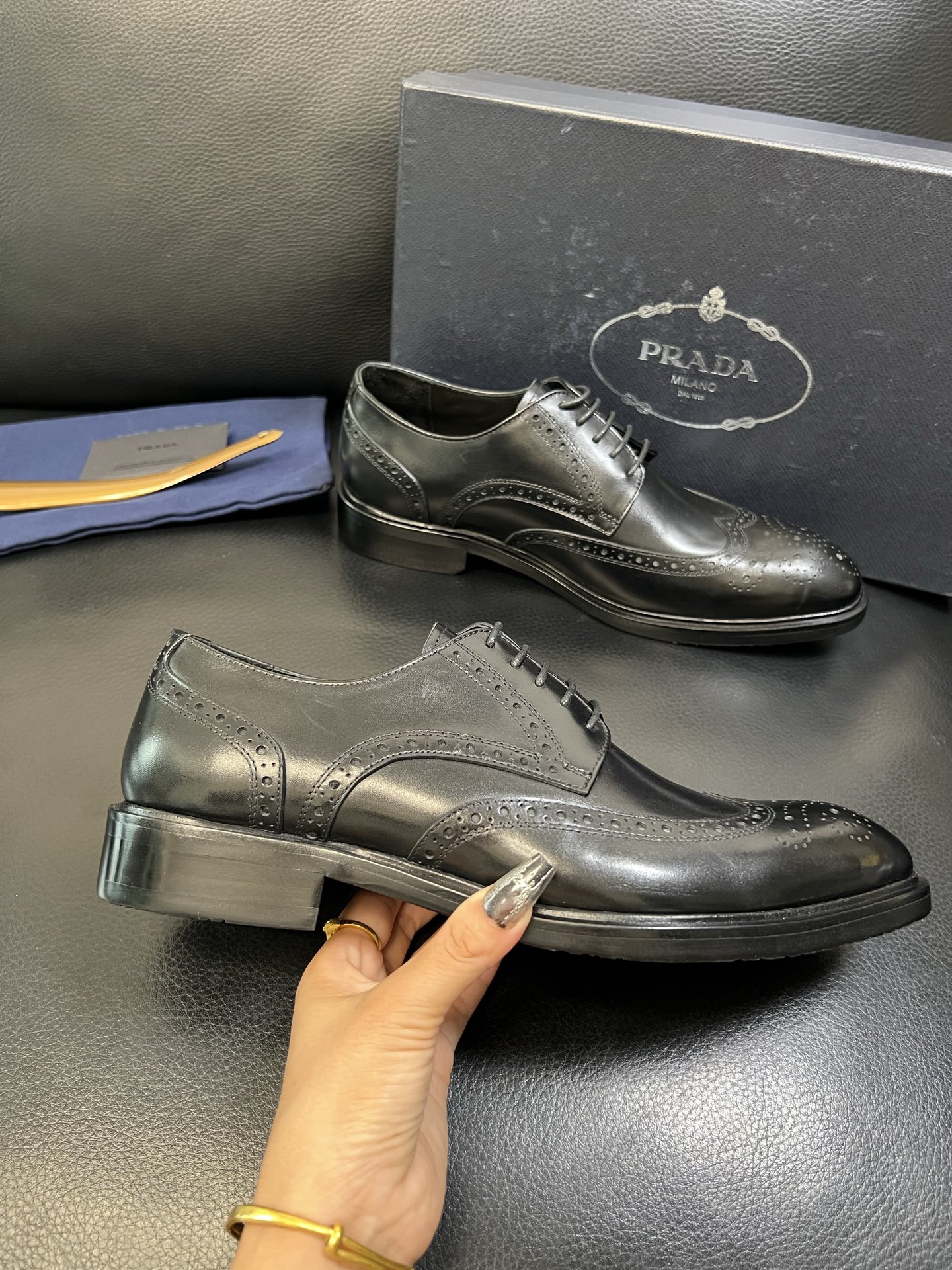 PRADA 高品质 顶级工艺品 普拉达 皮鞋专柜同步 原厂配置，意大利进口原版牛皮面料，透气舒适进口水染
