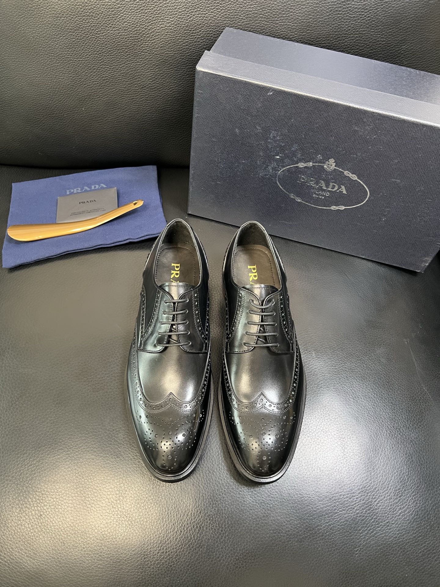 PRADA 高品质 顶级工艺品 普拉达 皮鞋专柜同步 原厂配置，意大利进口原版牛皮面料，透气舒适进口水染