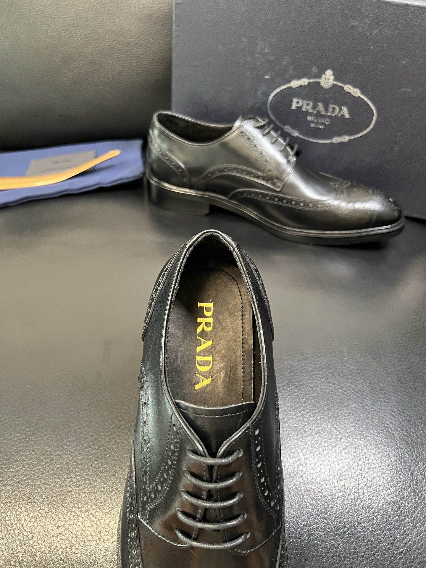 PRADA 高品质 顶级工艺品 普拉达 皮鞋专柜同步 原厂配置，意大利进口原版牛皮面料，透气舒适进口水染