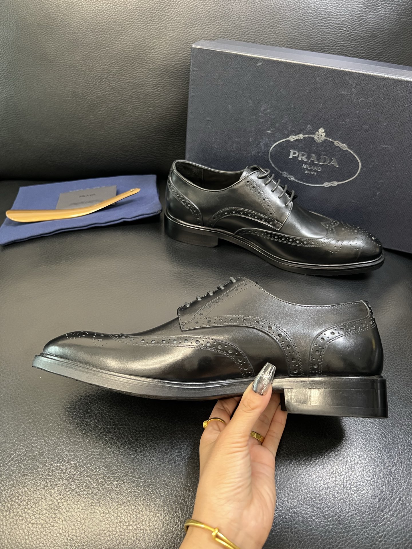 PRADA 高品质 顶级工艺品 普拉达 皮鞋专柜同步 原厂配置，意大利进口原版牛皮面料，透气舒适进口水染