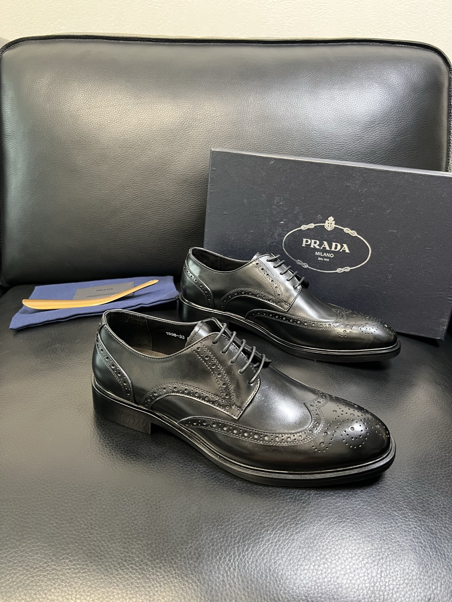 PRADA 高品质 顶级工艺品 普拉达 皮鞋专柜同步 原厂配置，意大利进口原版牛皮面料，透气舒适进口水染