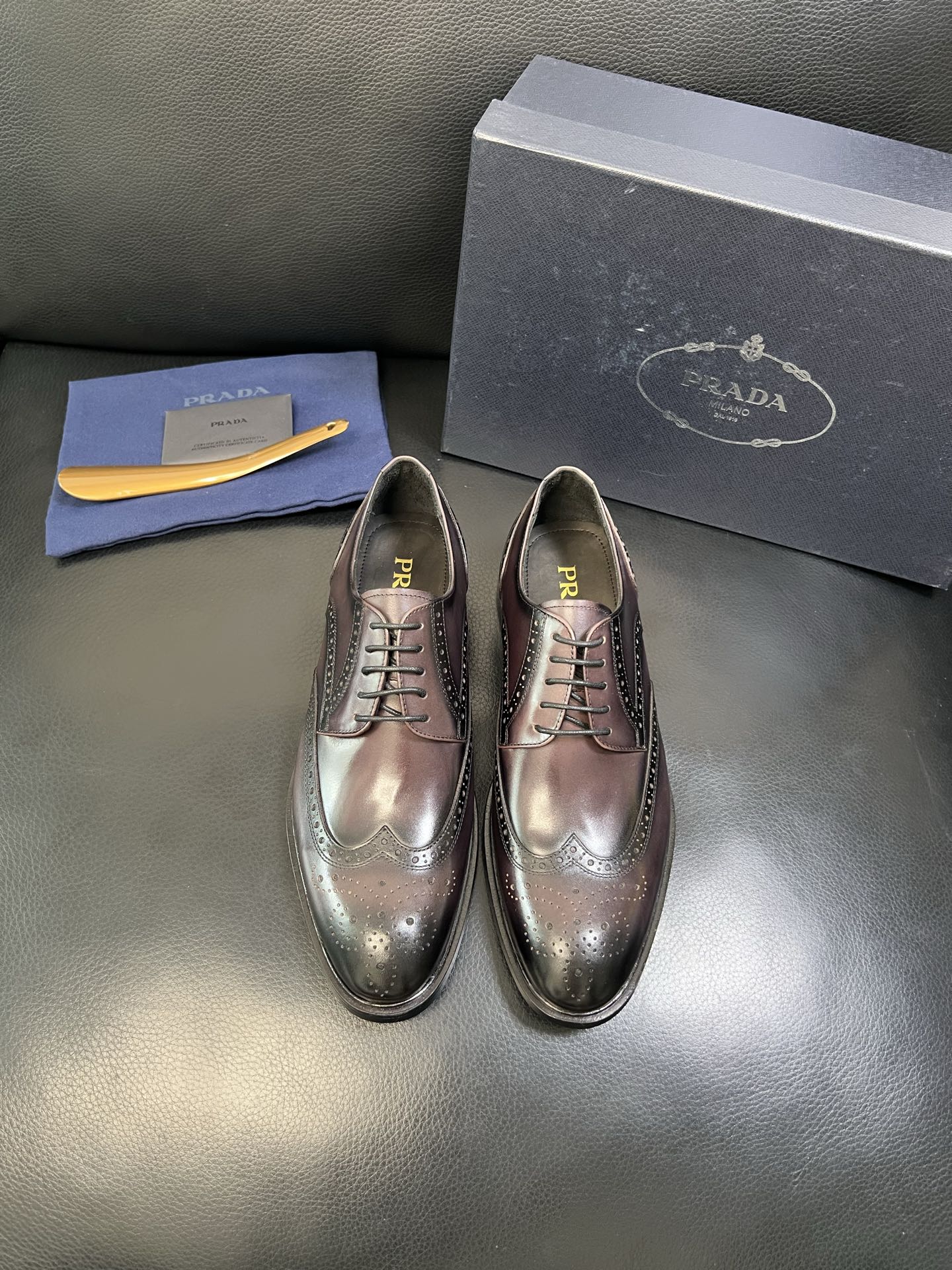 PRADA 高品质 顶级工艺品 普拉达 皮鞋专柜同步 原厂配置，意大利进口原版牛皮面料，透气舒适进口水染