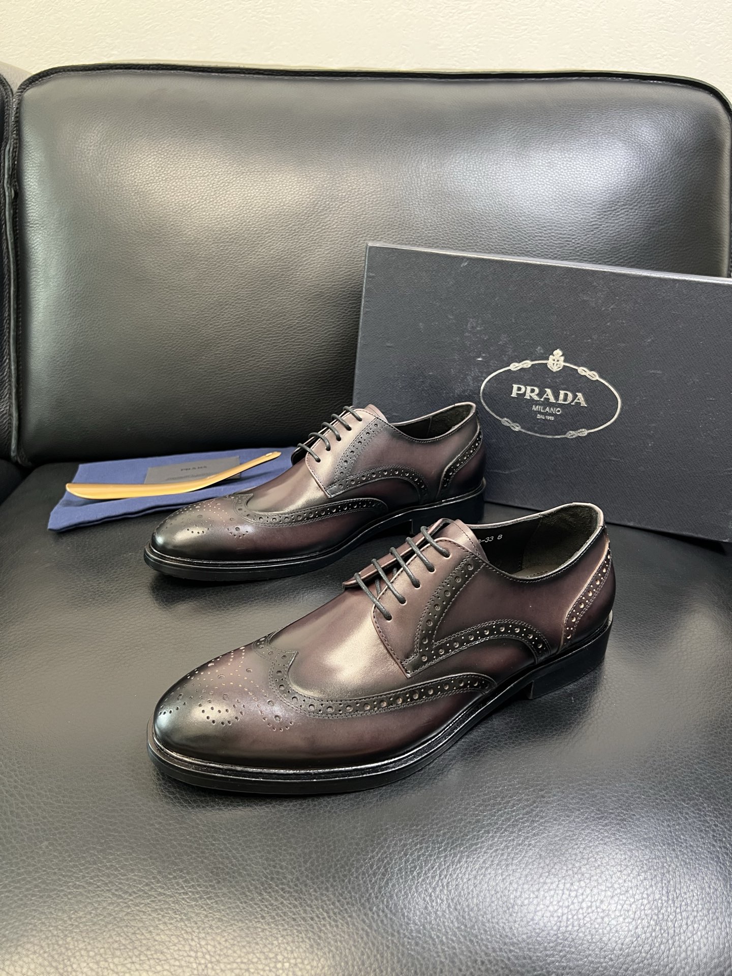 PRADA 高品质 顶级工艺品 普拉达 皮鞋专柜同步 原厂配置，意大利进口原版牛皮面料，透气舒适进口水染