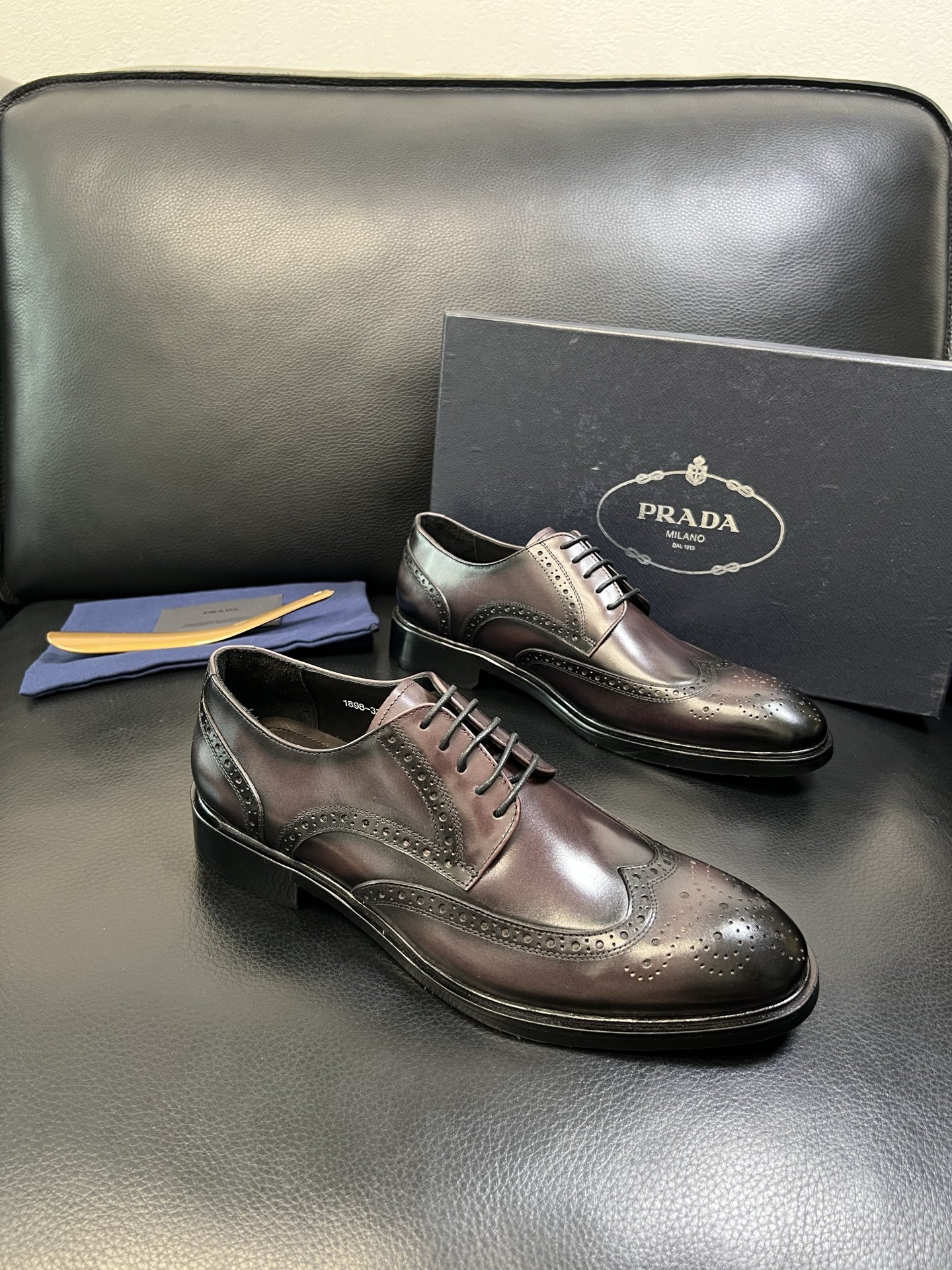 PRADA 高品质 顶级工艺品 普拉达 皮鞋专柜同步 原厂配置，意大利进口原版牛皮面料，透气舒适进口水染