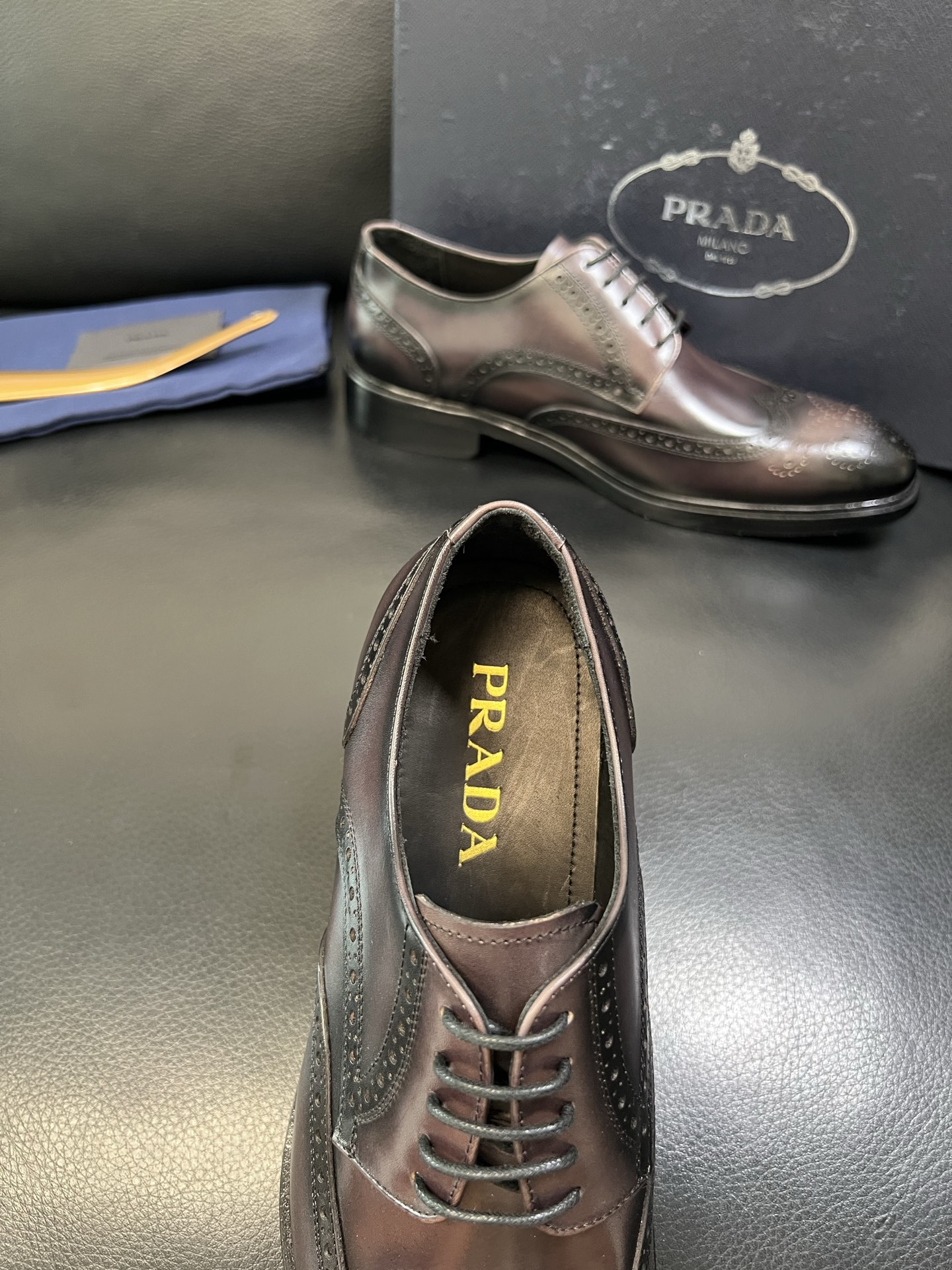 PRADA 高品质 顶级工艺品 普拉达 皮鞋专柜同步 原厂配置，意大利进口原版牛皮面料，透气舒适进口水染