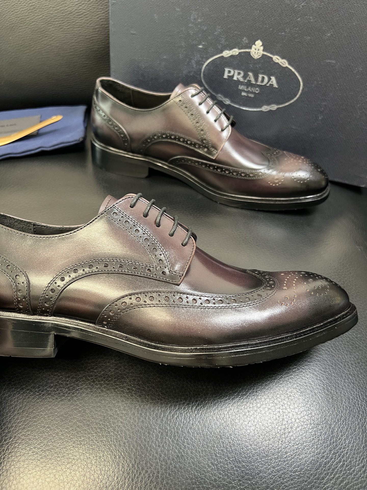 PRADA 高品质 顶级工艺品 普拉达 皮鞋专柜同步 原厂配置，意大利进口原版牛皮面料，透气舒适进口水染