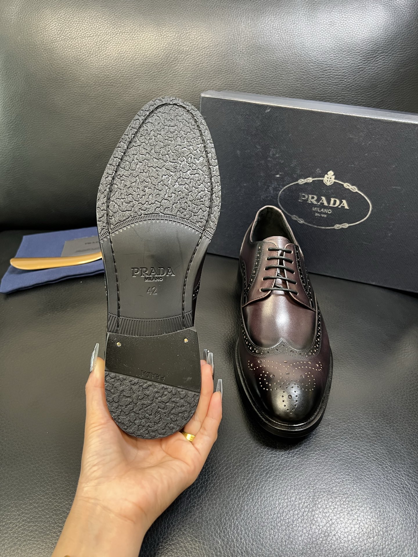 PRADA 高品质 顶级工艺品 普拉达 皮鞋专柜同步 原厂配置，意大利进口原版牛皮面料，透气舒适进口水染
