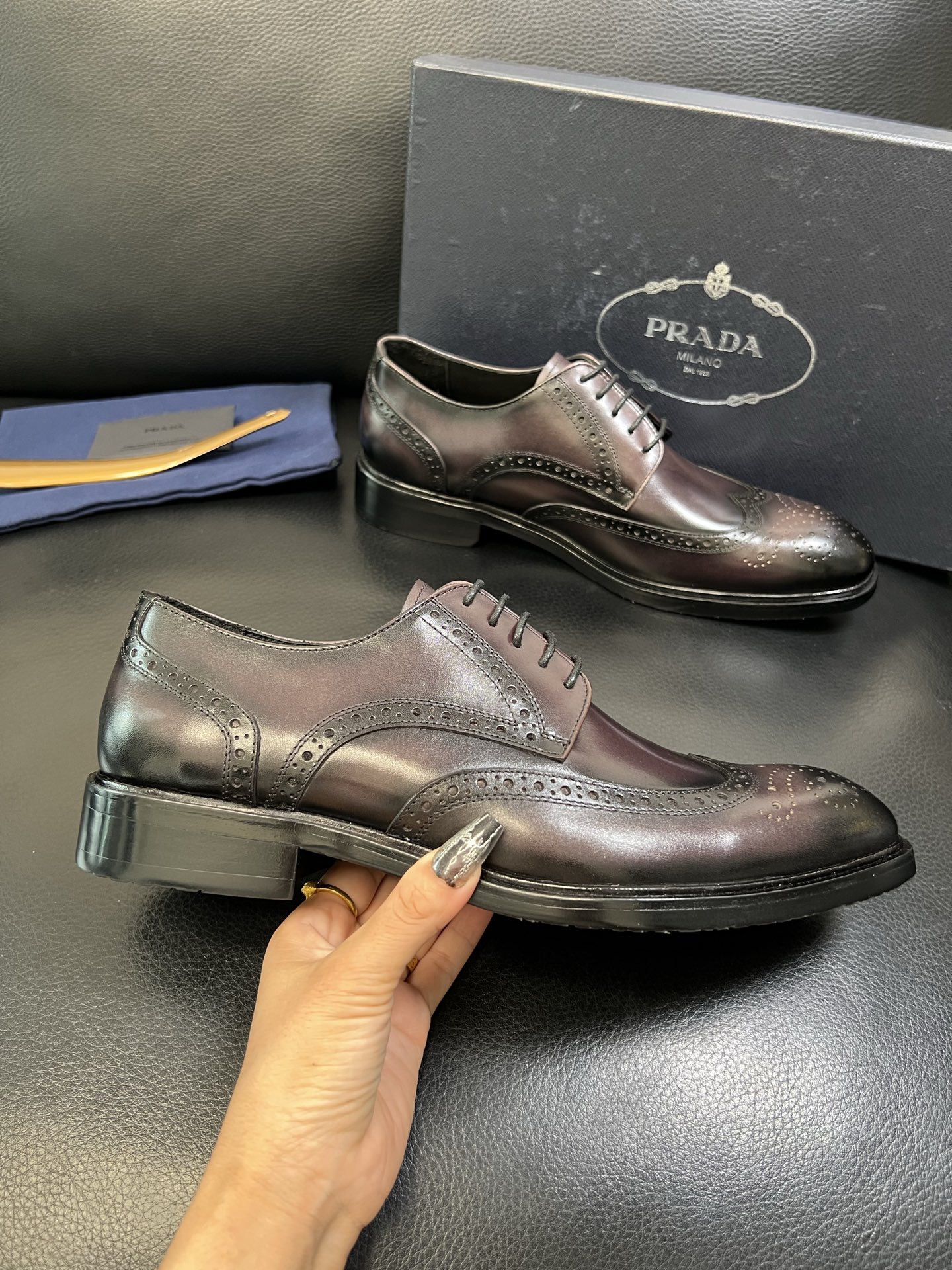 PRADA 高品质 顶级工艺品 普拉达 皮鞋专柜同步 原厂配置，意大利进口原版牛皮面料，透气舒适进口水染