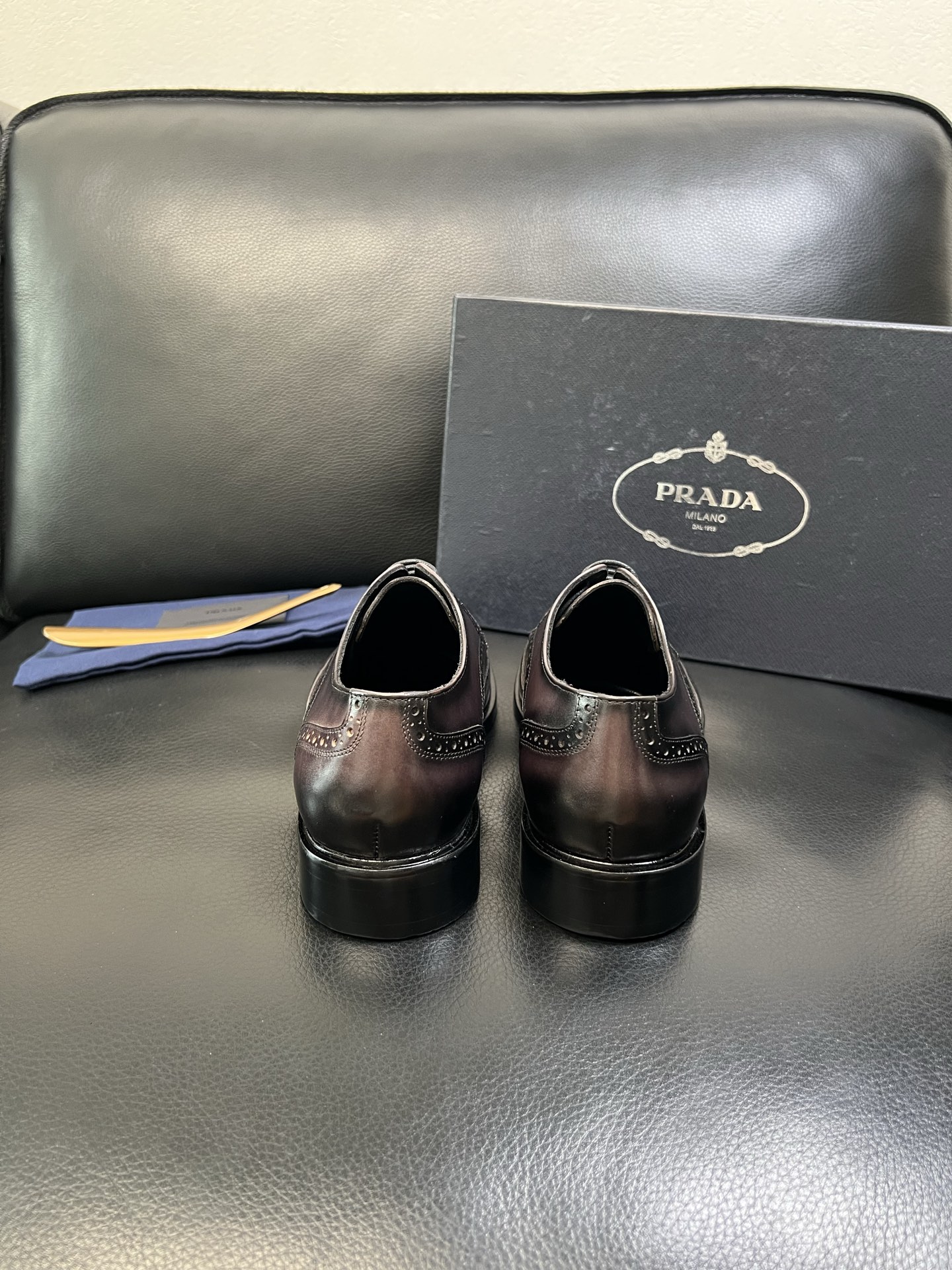 PRADA 高品质 顶级工艺品 普拉达 皮鞋专柜同步 原厂配置，意大利进口原版牛皮面料，透气舒适进口水染
